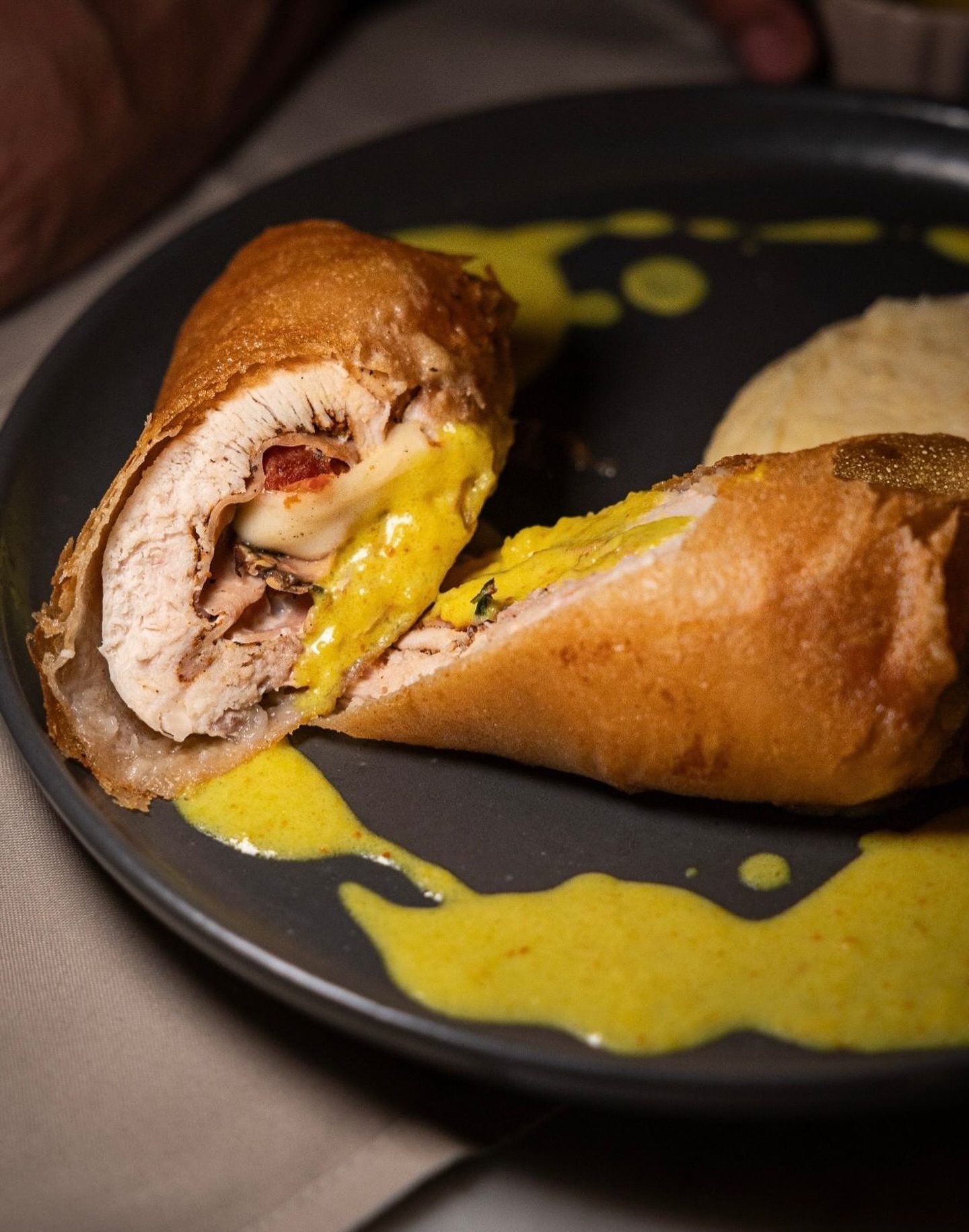 Notre roulé de cordon bleu croustillant, c’est le plat réconfortant qu’il vous faut avec le froid qui arrive à Marrakech ! Accompagné de sa polenta crémeuse et d’une sauce curcuma, on parie que vous allez vous régaler 😋 #marrakech #restaurant #marrakeshrestaurant #frenchrestaurant #frenchfood #finefood #bestrestaurant