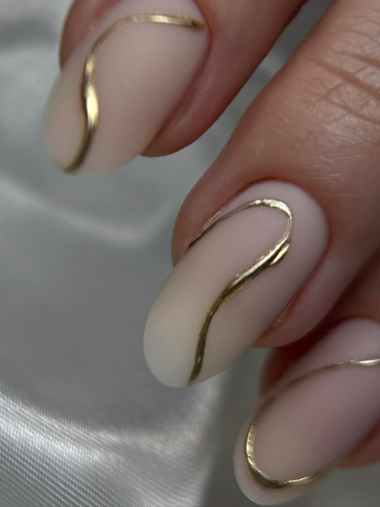 Une pose minimaliste et si raffinée, un vrai coup de ❤️
Merci à ma cliente pour cette belle idée! ✨
Ici il s’agit d’ongles naturels qui ont poussé au fil du temps, on a réussi à obtenir une belle longueur grâce à une assiduité des rendez-vous mais aussi un travail de qualité avec des produits adaptés ✅
Dites-moi ce que vous pensez de cette pose en commentaire 👇🏼
📍Montastruc-la-Conseillère
#nails #manucurerusse #nailart #montastruclaconseillère #toulouse #onglestoulouse #nailsofinstagram #onglesmontastruc #ongles31 #manicure #newnails #nailsoftheday #onglesbessieres #onglesbuzet #ongleslavaur #onglessaintsulpice #minimalistnails