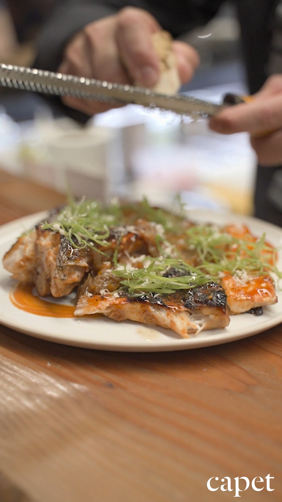 El espacio y la cocina se entrelazan con naturalidad.
Cada detalle responde a una misma intención: equilibrio.
🔗 Reserva fácilmente desde el enlace en nuestra bio
📍 Carrer del Cometa, 5, Ciutat Vella, 08002 Barcelona
📞 937 20 44 21
#capetrestaurante #barcelonarestaurants #cocinahonesta #temporadaencapet #restaurantesbarcelona #guíamichelin #cocinadeautor #cocinatecnica #productolocal #barriogotic Ver menos