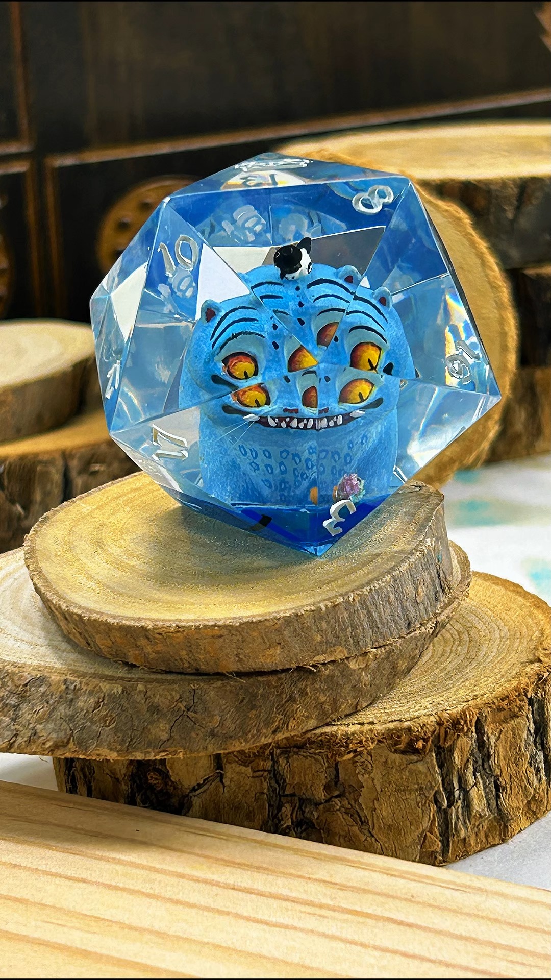 🐯 Vous l’avez peut-être aperçu en convention :
notre fameux dé Derpy, inspiré de K-pop Demon Hunter !
Et bonus non négligeable : sa base translucide permet de recréer parfaitement l’effet de son portail quand il est posé sur un socle lumineux.
Oui, oui… on s’est fait plaisir.
👉 Vous voulez le vôtre ? Il est dispo dès maintenant sur notre page Etsy.
Derpy vous y attend, tout sourire (et un peu sournois).
#kpopdemonhunter #derpy #kdh #dicegoblin #lalooterie #artisanat #jdr #resine #handmade #pourtoi #faitmain #dnd #dés #dice #dnd5e #boutique #etsy