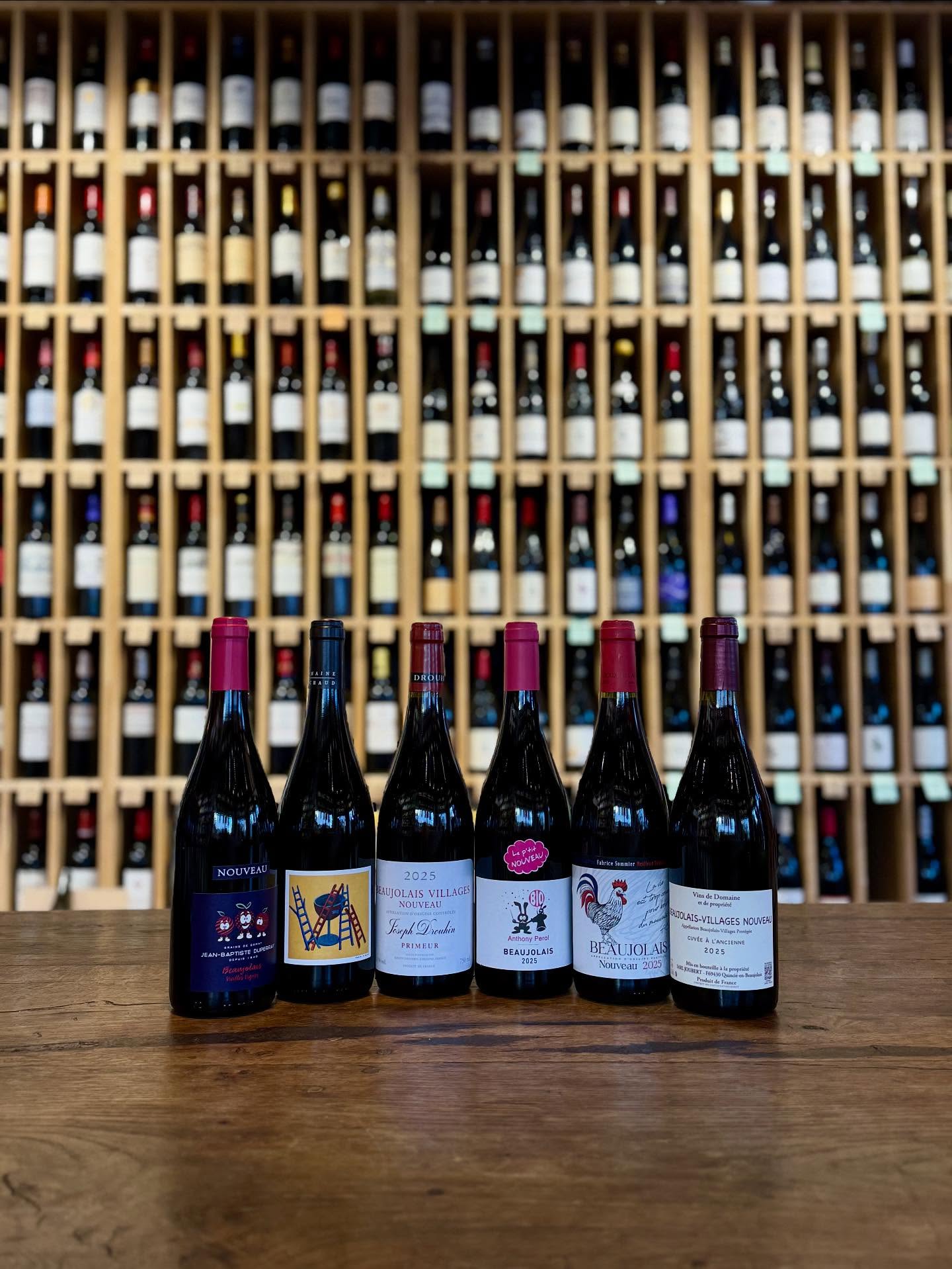 ⏳ J–3 avant le Beaujolais Nouveau !
Le millésime 2025 arrive ce jeudi 20 novembre, et voici la sélection que vous retrouverez dans nos trois caves :
🍷 Au menu :
• Beaujolais Nouveau – Jean-Baptiste Duperray
• Côtes-du-Rhône Nouveau – Domaine Richaud
• Beaujolais-Villages Nouveau – Joseph Drouhin
• Beaujolais Nouveau – Anthony Perol
• Beaujolais Nouveau – Fabrice Sommier
• Beaujolais-Villages Nouveau – Domaine Joubert
5 achetées : 1 offerte.
Disponible dès jeudi à Lille, Lens et Valenciennes.
#beaujolaisnouveau #lesvinsgourmands