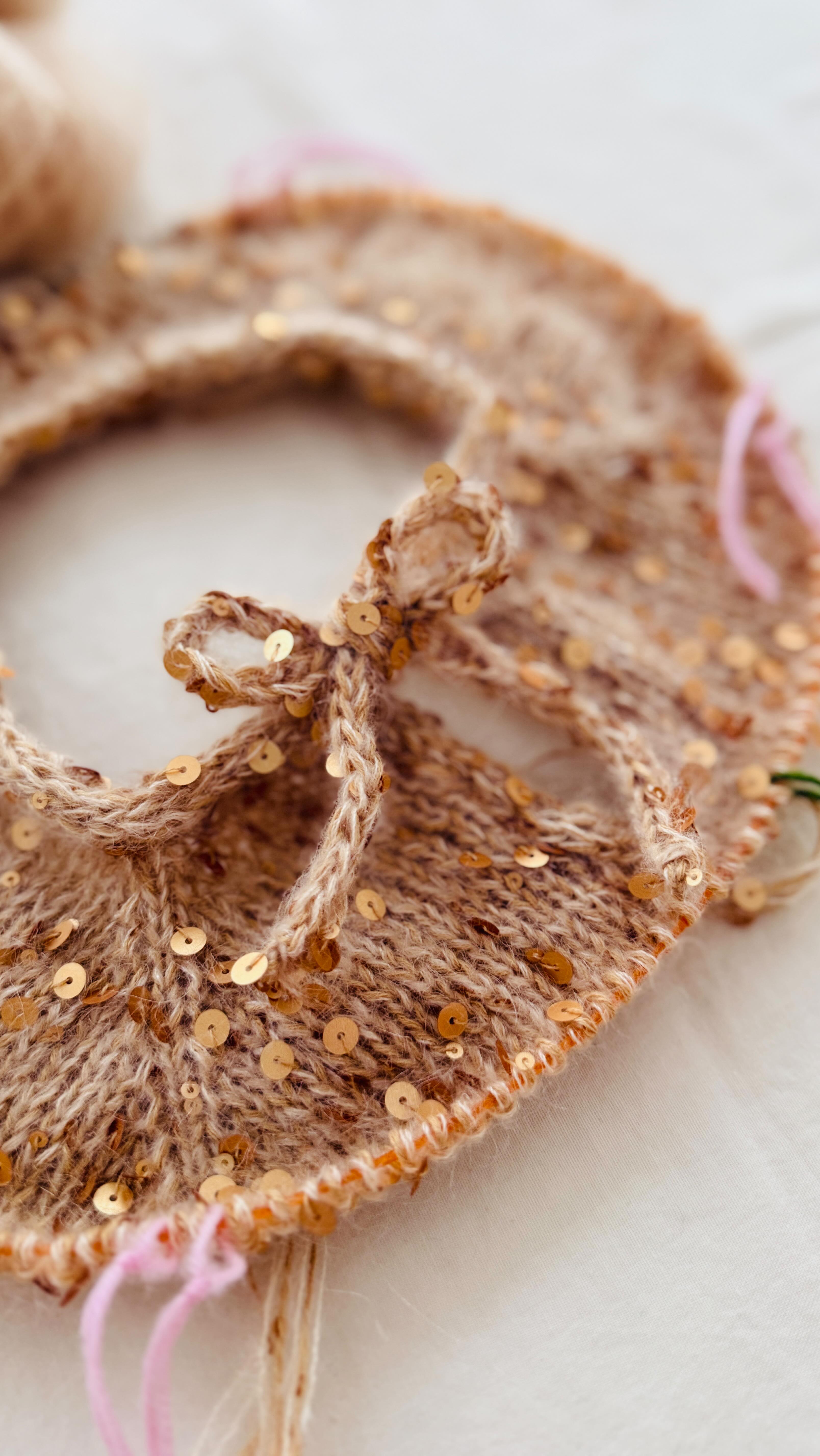 Working on the perfect little bow for the the most sparkling Christmas dress for my daughter 🥰😍
.
.
.
Pattern by me - #casparblouse - and available in German, English and French on my website and ravelry 🙌
.
Wool: Cosmo in Wüstengelb and Silkhair in Puderbeige by @lanagrossa
.
Advertising
.
#knitting #knittinglove #knittinginstagram #knittinginspiration #knittingismyyoga #knitknitknit #knitstagram #knitspiration #knitter #knittersgonnaknit #nevernotknitting #imakemyownclothes #knittingforkids #iloveknitting #handmadefashion #slowfashionmovement #diy #stricken #strickenmachtglücklich #strickenfürkinder #strikk #strikking #strikkedilla #strikkeinspo #tricoter #tricotaddict