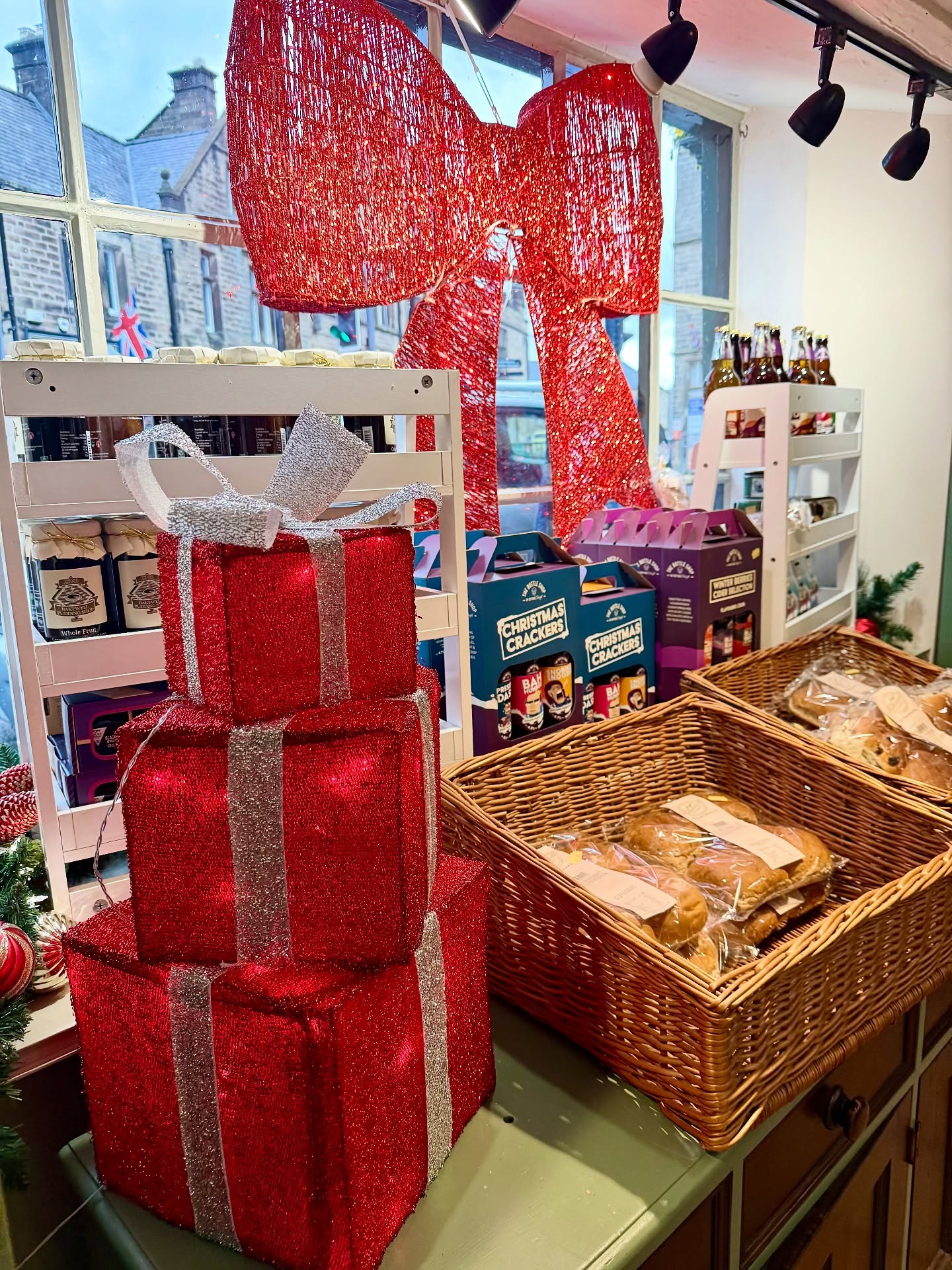 It’s beginning to look a lot like Christmas….🥰🎄🎅🏼💫
#christmas #christmasdecorating #chritmasdecor #festiveseason #bakewell #bakewellchristmas #visitpeakdistrict #peakdistrict #derbyshirechristmas #derbyshirelife #reflectionsmag