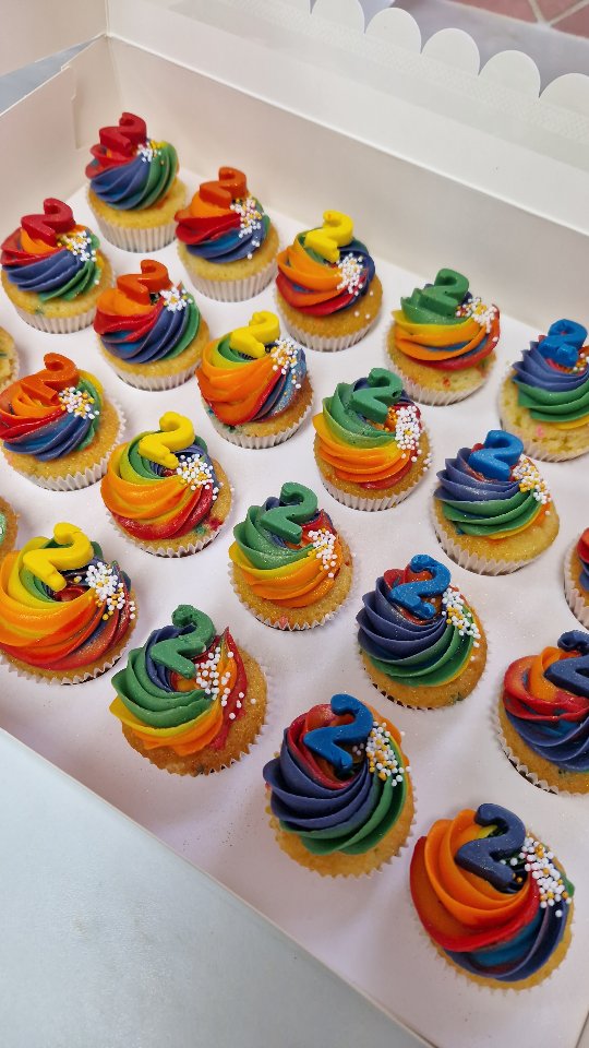 DANKJEWEL! 🫶🏻
Filmpje van al een poosje terug, playbacken is nog niet zo aan mij besteedt, maar de boodschap is wel duidelijk! Hahaha
Ik ben weer bezig met de agenda voor november/december en de planning voor vanmiddag en ik wil toch even een MEGA shout out doen. Naar jullie wel te verstaan!
De bestellingen blijven maar binnenkomen en ik word er oprecht zo gelukkig van ❤️. Nieuwe mensen die op aanraden van anderen bij mij terechtkomen, mensen die fan zijn van mijn werk, mensen die voor de zoveelste keer hun verjaardagsgebak bij mij bestellen. Je kunt het zo gek niet bedenken en er zit wel iemand van tussen de komende tijd.
Al houdt dit ook in dat mijn agenda steeds sneller vol loopt en plekjes/beschikbaarheid steeds beperkter wordt. Ik word daar heel blij van, maar de kans dat er geen plek meer is voor jouw bestelling wordt daardoor wel steeds groter...
Dus wees er op tijd bij met bestellen of reserveren!
Wil je weten of er nog plek is voor december of zelfs januari/februari? Stuur mij een berichtje en we gaan samen kijken wat er mogelijk is🤗
#suikertijd #themafeest #gebakopmaat #cupcakes #customcake #brownies #cookies #Oldenzaal #Enschede #Losser