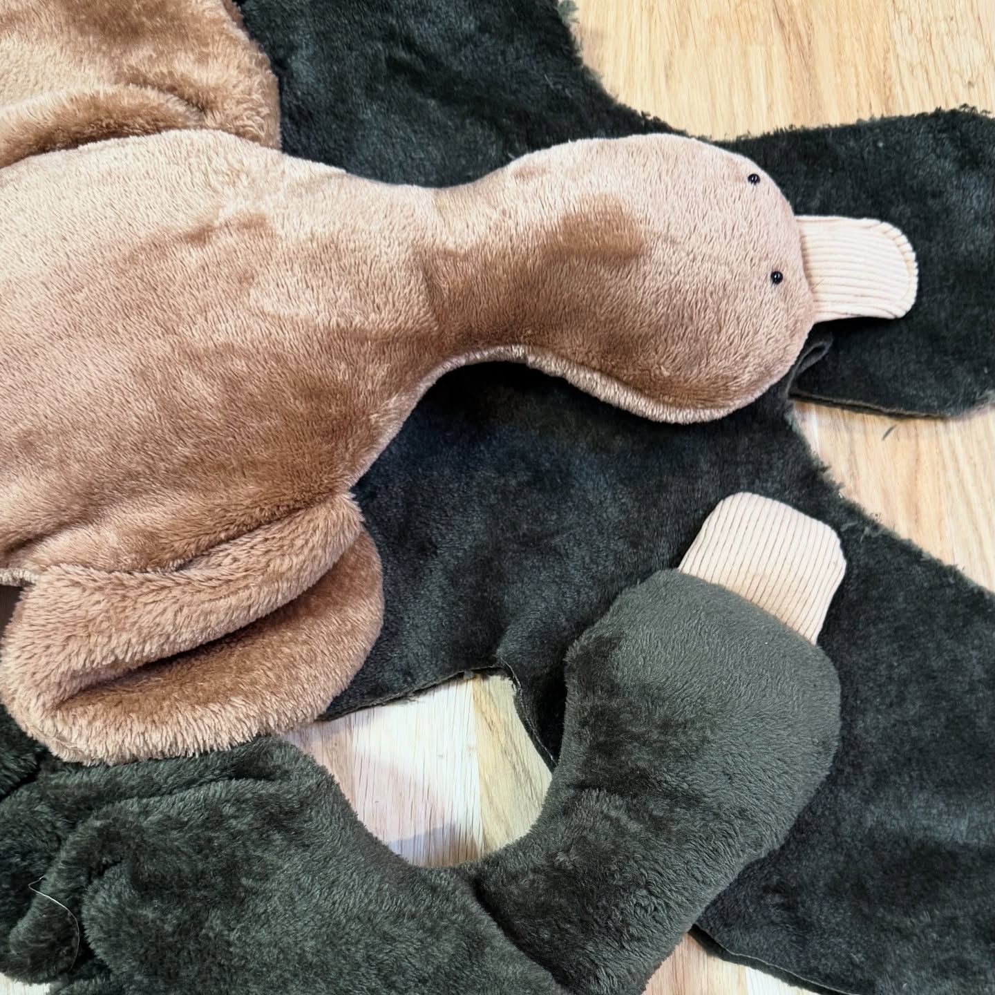 LULU & LULU — twee nieuwe vriendjes
Zacht teddy bont, rib pootjes en een snavel om van te smelten.
In diep groen, beige en warm bruin — elk met een eigen karakter, maar altijd knuffelzacht en klaar voor avontuur.
Gemaakt met de hand, geen één hetzelfde.
Voor kleine dromers, grote knuffelaars
en iedereen die houdt van zachtheid in huis.
#StudioIKKE #Lulu #Knuffelvriendje #Handgemaakt #Teddybont #KidsLifestyle #NieuweCollectie #Knuffel #Knuffeldoekje #Kinderkamer #UniekGemaakt #Zacht #SpeelsDesign #DutchDesign #utrecht