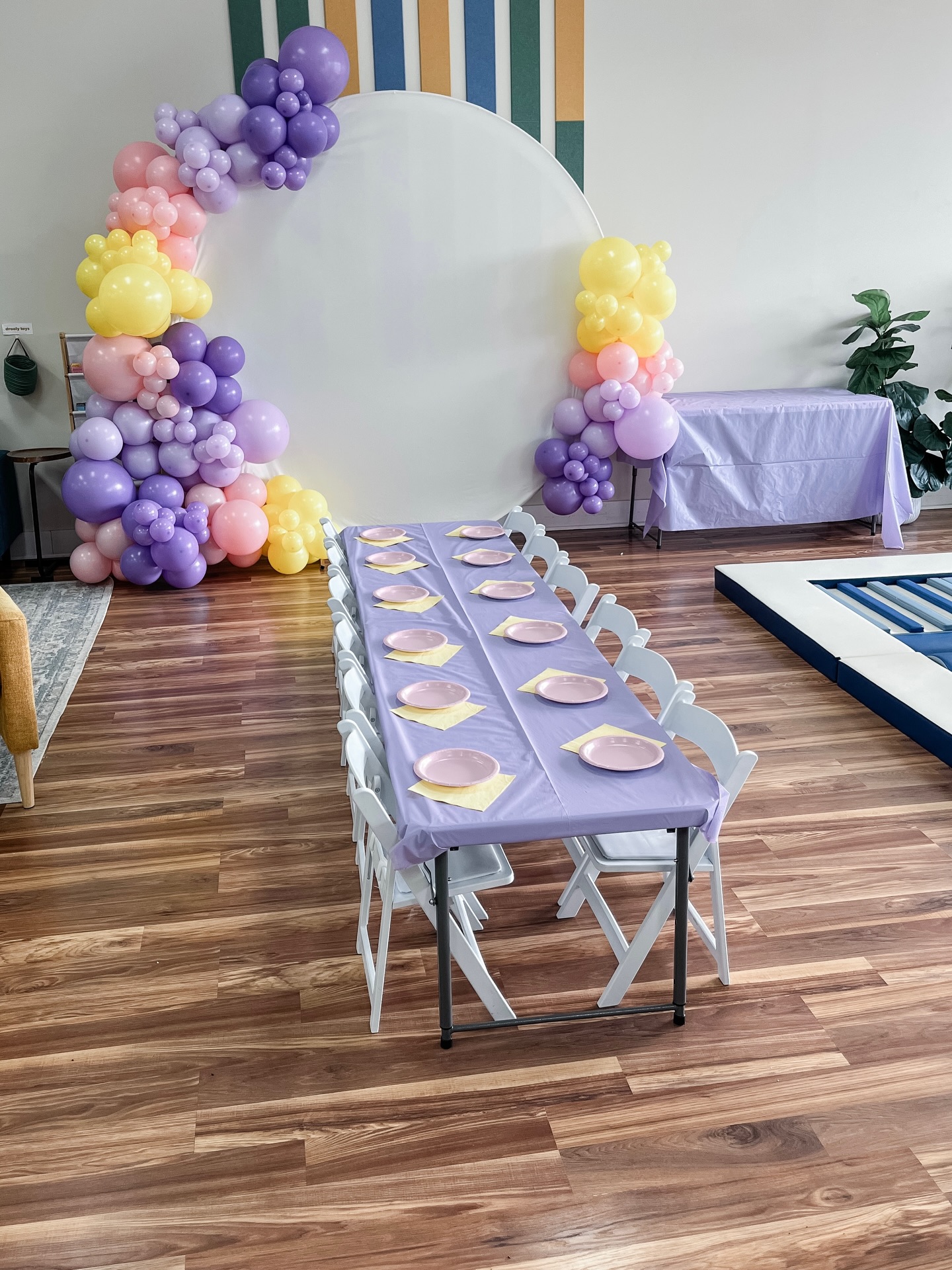 Weekends are for parties 🎉 Did you know you can party at Little Leaf? Check out the “party” tab on our website to choose from different packages and see all the details!
Every party at our play studio includes:
- whole facility for you and your guests
- 2 hours of party time
- 30 mins of set up time
- a party attendant to help everything stay on track
- we’ll take care of cleaning up at the end
* additional decor & services available to add on
We are currently booking Feb/ March dates. We can’t wait to celebrate with you!