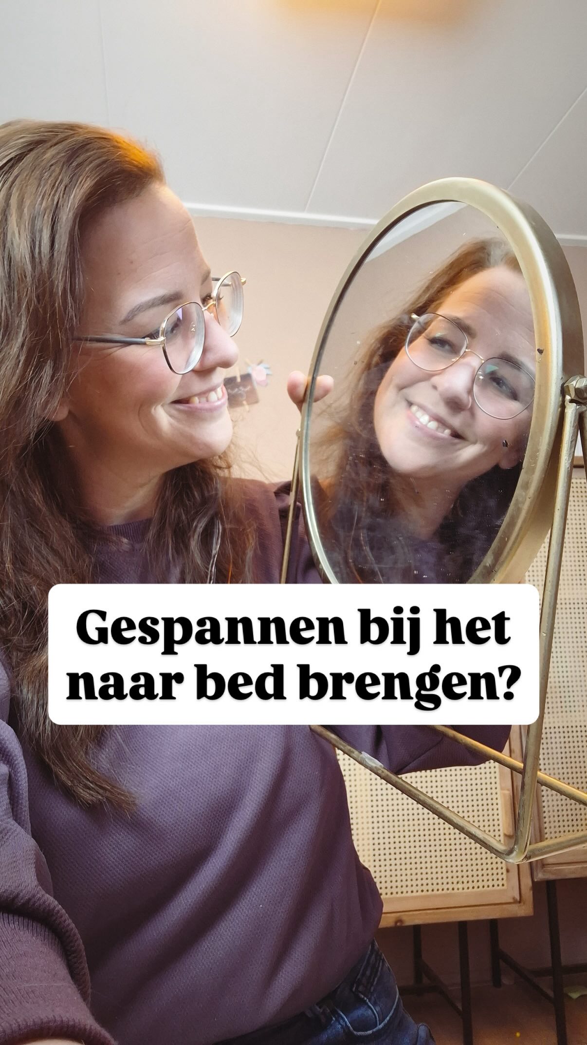 💫Onze kinderen spiegelen ons zó sterk.
Ze voelen hoe wij ons voelen en reageren zoals wij reageren. Ben jij gespannen wanneer je kindje huilt? Dan voelt jouw kindje dat en raakt het zelf ook gestrest. Niet: “Ik ga lekker slapen”, maar eerder: “Ik blijf bij jou, want er klopt iets niet.”
Maar… het werkt ook andersom.
Ben jij rustig? Dan voelt je kindje:
“Ik was geschrokken, maar mijn moeder of vader laat zien dat het oké is. Ik kan weer ontspannen.” 💛
En ja, dat is makkelijker gezegd dan gedaan. Een simpele ademhalingsoefening kan helpen wanneer je kindje in bed ligt of in jouw armen:
✨ 4 seconden in
✨ 4 seconden vasthouden
✨ 4 seconden uit
✨ 4 seconden vasthouden
En haal altijd drie keer diep adem voordat je de kamer binnengaat.
Het maakt écht verschil. Probeer het maar eens.
We horen dagelijks van ouders dat onze methode hen zoveel rust geeft. Omdat er een duidelijk plan is, een zachte aanpak zonder huilen, en een manier waarop hun kindje het stapje voor stapje mag leren. En dat je het in je eigen tempo en in de stapjes kan uitvoeren die passen bij jou en jouw kindje. En ervaar jij rust en heb je vertrouwen? Dan is de kans groot dat jouw kindje dat meteen terugspiegelt.💫
Heb je hier hulp bij nodig? Vind je het lastig om rustig te blijven?
❤️Boek gerust een gratis kennismakingsgesprek, mail ons op info@bureauvanslaap.nl of stuur een dm—wij denken graag met je mee welk product of consult het beste bij jullie past.
Liefs,
Anneke en team 💛