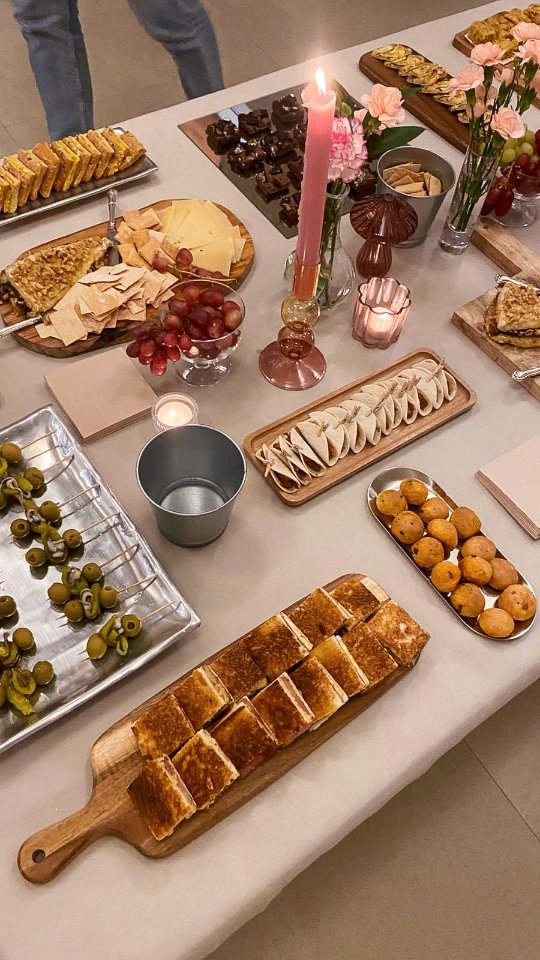 Cuando el picoteo es así… la mesa se llena sola.
Un bocado de tortilla, una mesa bonita y ese rato que se alarga sin querer.
Los momentos que unen, los que te hacen quedarte un poco más.
En 21·12, nuestro espacio privado en Madrid, hacemos
eventos pequeños, cenas de Navidad, comidas de empresa y
picoteos para grupos donde todo está pensado para que disfrutéis sin preocuparos de nada.
Cocinamos como en casa, con el cariño de siempre y la calidez de las sobremesas de toda la vida.
Tú vienes, nosotras nos encargamos del resto ✨
Si buscas catering en Madrid o una cena especial en diciembre, te leo 🩷