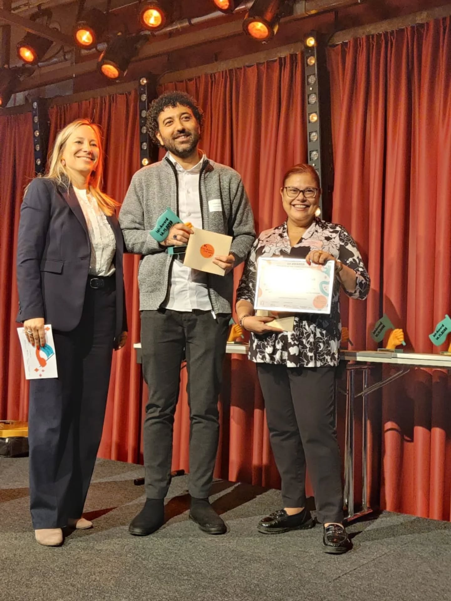 Dear ETK community, as you know we won second place in the category “Gemeinschaftlich geführte Projekte” at the ICI Gemeinsam Hier Award!
We are deeply grateful to @ici.gemeinsamhier ICI for this meaningful recognition.
Our heartfelt thanks go to our volunteers, our team, sponsors, partners, community, friends and everyone who makes this project possible every single day.
This award inspires us to continue building spaces of collaboration, connection, and shared leadership.
Together, we make community happen!
----
Wir haben den zweiten Platz in der Kategorie „Gemeinschaftlich geführte Projekte“ beim ICI Gemeinsam Hier Award gewonnen!
Wir sind ICI Gemeinsam Hier für diese wertvolle Auszeichnung von Herzen dankbar.
Ein großes Dankeschön an unsere Freiwilligen, unser Team, unsere Sponsoren, Partner, die Gemeinde, Freunde und alle, die dieses Projekt jeden Tag möglich machen.
Diese Anerkennung motiviert uns, weiterhin Räume für Zusammenarbeit, Begegnung und gemeinschaftliches Engagement zu schaffen.
Gemeinsam schaffen wir Gemeinschaft!
----
Hemos obtenido el segundo lugar en la categoría "Gemeinschaftlich geführte Projekte" en los ICI Gemeinsam Hier Awards.
Estamos profundamente agradecidos con ICI Gemeinsam Hier por este significativo reconocimiento.
Nuestro más sincero agradecimiento a nuestros voluntarios, nuestro equipo, patrocinadores, socios, comunidad, amigos y a todos los que hacen posible este proyecto cada día.
Este premio nos inspira a seguir construyendo espacios de colaboración, conexión y liderazgo compartido.
¡Juntos hacemos posible la comunidad!