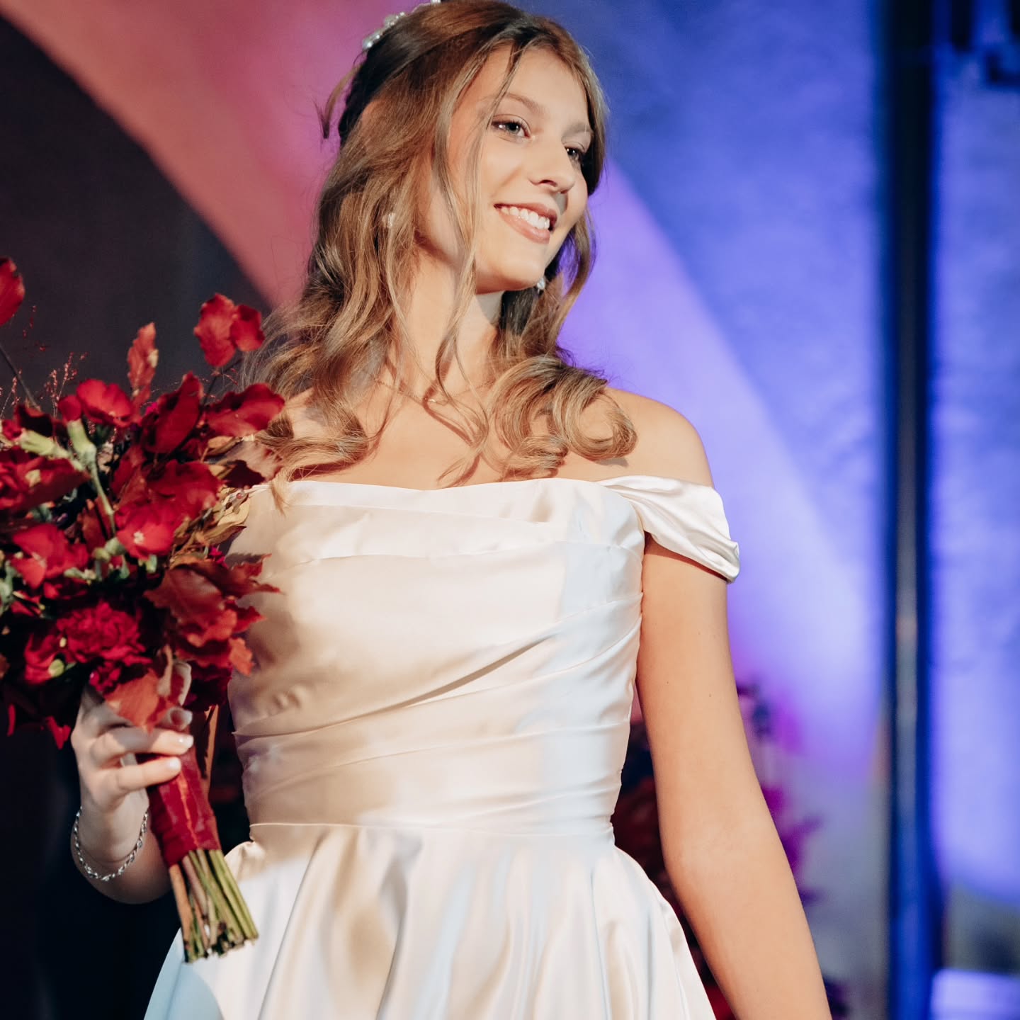 Wunderschönes Duchesskleid in Perlweis.
@stephanieveronesi.photography @mg_decoration_by_maya_gruber
@marry_me_festival
@makebellastella
@salon.creativ.bz
@gemart_jewelry
@maretsch_mareccio