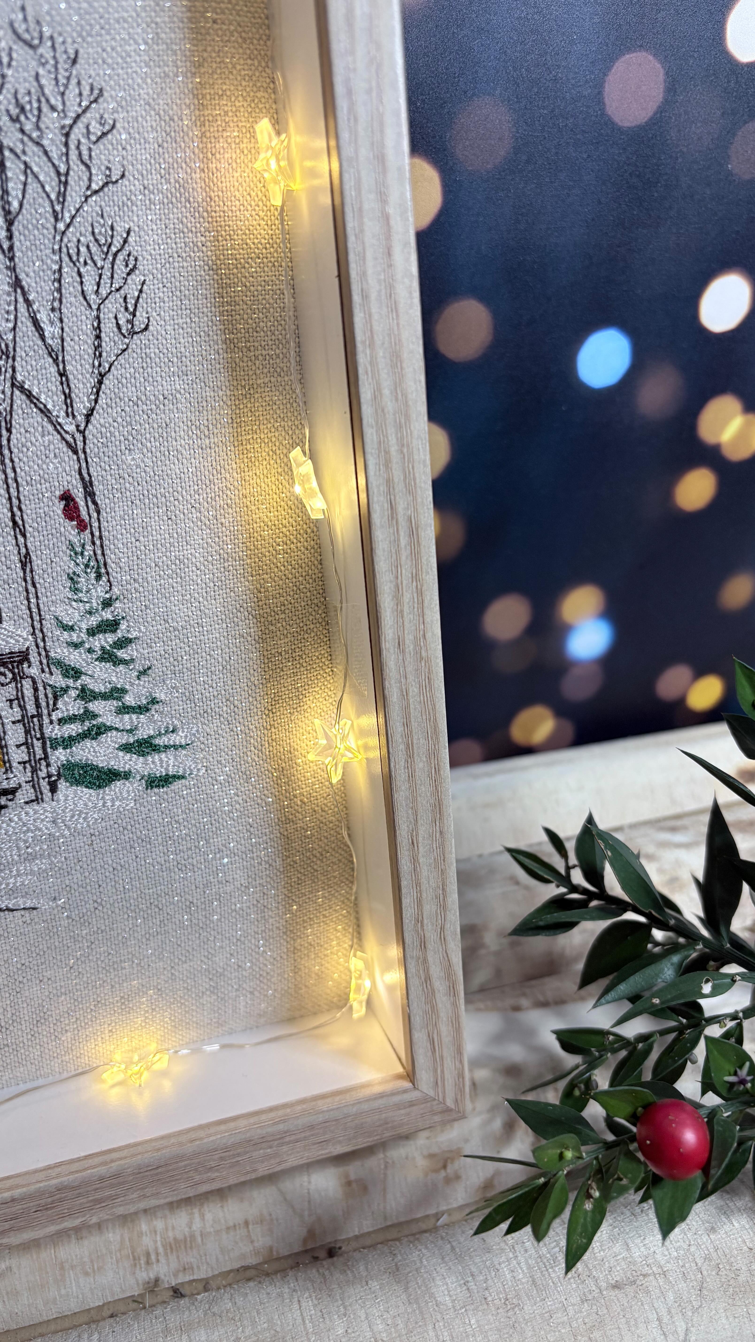 🪡✨ Une petite création pour moi, entre automne et ambiance de Noël…
Pendant mes quelques jours de vacances, j’ai pris le temps de broder ce joli motif pour décorer l’entrée de la maison.
Je l’ai réalisé sur un lin aux reflets argentés 🤍 que j’adore utiliser pour les projets lumineux.
Après l’encadrement, un peu de patience et quelques ajustements, le cadre s’illumine et la magie opère 🌙
📎 Modèle : SKU ESP81829-1 – disponible sur le site Embroidery Library.
Et vous, vous avez déjà commencé à décorer votre maison pour les fêtes ? 🎄
Dites-le-moi en commentaire, je suis curieuse de savoir quelles ambiances vous préparez 💛
#broderiemachine #broderiedeco #faitmainatelier #déconoël #ambiancecocooning #broderieplaisir #linbrillant #atelierlocal #creationartisanale #atelierquipimp #noëldiy