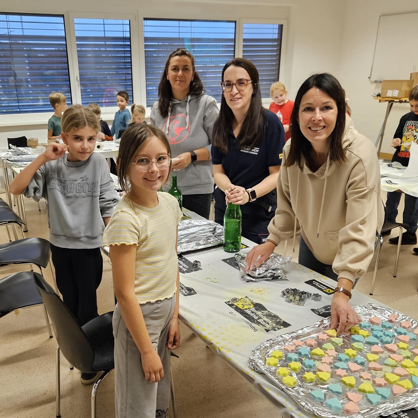 🧒15.11.2025 Feuerwehrkids Treffen – die 34te.🚒
25! Feuerwehrkids, teilweise mit Unterstützung Ihrer Eltern und unserem „Kids-Team“ waren fleißig unterwegs und stellten wunderschöne Bastelarbeiten für den kommenden „Großpetersdorfer Christkindlmarkt am 30.11.2025“ her. 🎄🎅
Die Feuerwehrkids werden am Christkindlmarkt diese Arbeiten gerne zum Kauf anbieten – wir freuen uns auf Euren Besuch an unserem Stand. 🙋♂️🚒
Danke an das gesamt Betreuerteam – ihr seid wiedermal „spitze“ gewesen.👍💪👏
DANKE 🙏🙏an die Bäckerei Pock für die ofenfrische Überraschung am Ende dieser Kids-Veranstaltung! Enkel Benedikt war sichtlich stolz die Leckereien verteilen zu dürfen!
(c) SJF#
@baeckerei.pock @pock_andreas
