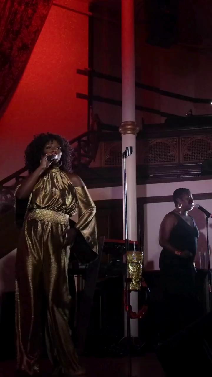 Vendredi 21 Novembre 20h30
Venez découvrir Disco Queen, le nouveau rendez-vous disco à ne pas manquer au cabaret chic Le Balcon !
🎟Réservez vos places : lebalcon.ca