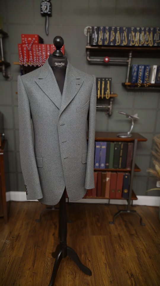 Bespoke 1910s–1920s style suit ✂️
Drafted from original patterns and crafted with true vintage techniques for @aprussianhussar
The fabric by @bavaria_loden was woven authentically in the spirit of the era.
An incredible project from start to finish — such a pleasure to bring this piece to life.
#sebastianhoofs #tailoring #bespoketailoring #cologne #handwerk #craft #realbespoke #echtmassgeschneidert