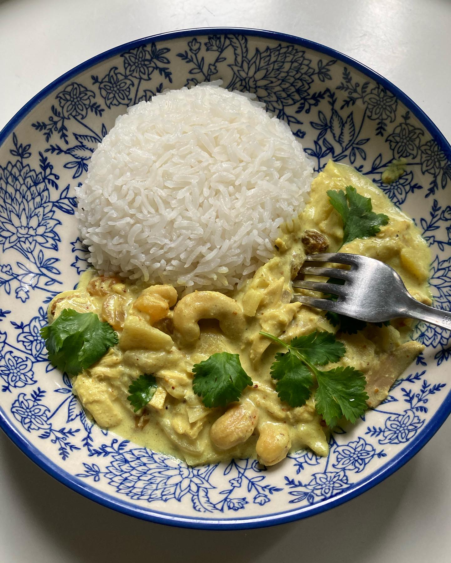 Curry au poulet (avec restes du poulet rôti)!
Recette super facile de curry de poulet de ma maman! En plus, une belle façon d’utiliser les restes d’un bon poulet rôti!
La sauce est très réconfortante, j’ai utilisé un curry doux de Madras, du lait de coco, banane, pomme et noix de cajou. La même recette pourrait bien-sûr être préparée avec un blanc de poulet coupé en petits morceaux.
Pour 2 personnes: 100g de poulet cuit, 1 petit oignon, 30cl de lait de coco, 1 banane, 1/2 pomme, 1 tasse de raisins secs blonds, 1 tasse de noix de cajou, 1 c.à soupe d’huile de coco, 1 c.à soupe de curry doux, sel, poivre.
.
Faire tremper les raisins secs dans un peu d’eau chaude.
Éplucher et émincer finement l’oignon. Éplucher la pomme et la couper en petits morceaux fins. Éplucher ja banane et la couper en rondelles. Effilocher le poulet ou le couper en petits morceaux.
Faire fondre dans une cocotte un peu d’huile de coco. Y faire revenir l’oignon. Ajouter le curry, la pomme, la banane, le poulet, le lait de coco, les noix de cajou. Saler, poivrer.
Couvrir et laisser mijoter 20 minutes.
Servir bien chaud avec du riz et quelques feuilles de coriandre fraîches!
Bon appétit!
.
#poulet #pouletdudimanche #restesdepoulet #pouletroti #currychicken #curryrice #curry #epices #laitdecoco #cuisinemaison😋 #cuisinefamiliale #noixdecajou #dietetiquechinoise #madreperlamtc