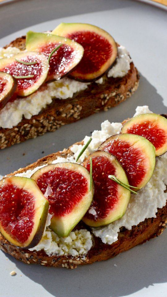 Verse vijgen in november? Ja dat kan blijkbaar, een cadeautje van de herfst 🍁.
In 5 minuten beleg jij een bammetje om indruk mee te maken! Of gewoon van te genieten in je eentje 😉.
Geroosterd brood, ricotta, vijg, zeezout en een royale drizzel Oleef Messara.
Meer heeft dit niet nodig.
👌🏼 Wil je ’m toch spannender?
Slinger er wat honing en een sprenkel chilivlokken overheen 🌶️.
Zoet, pittig, zacht én romig in één hap. En dat in 5 minuten! Oleefwaardig dus.
#ExtraVierge #Olijfolie #ExtraLekker #Oleefsmakelijk #SmaakVanKreta #FoodieNL #SimpelMaarSpeciaal #DutchFoodies #ToastTime #Receptje