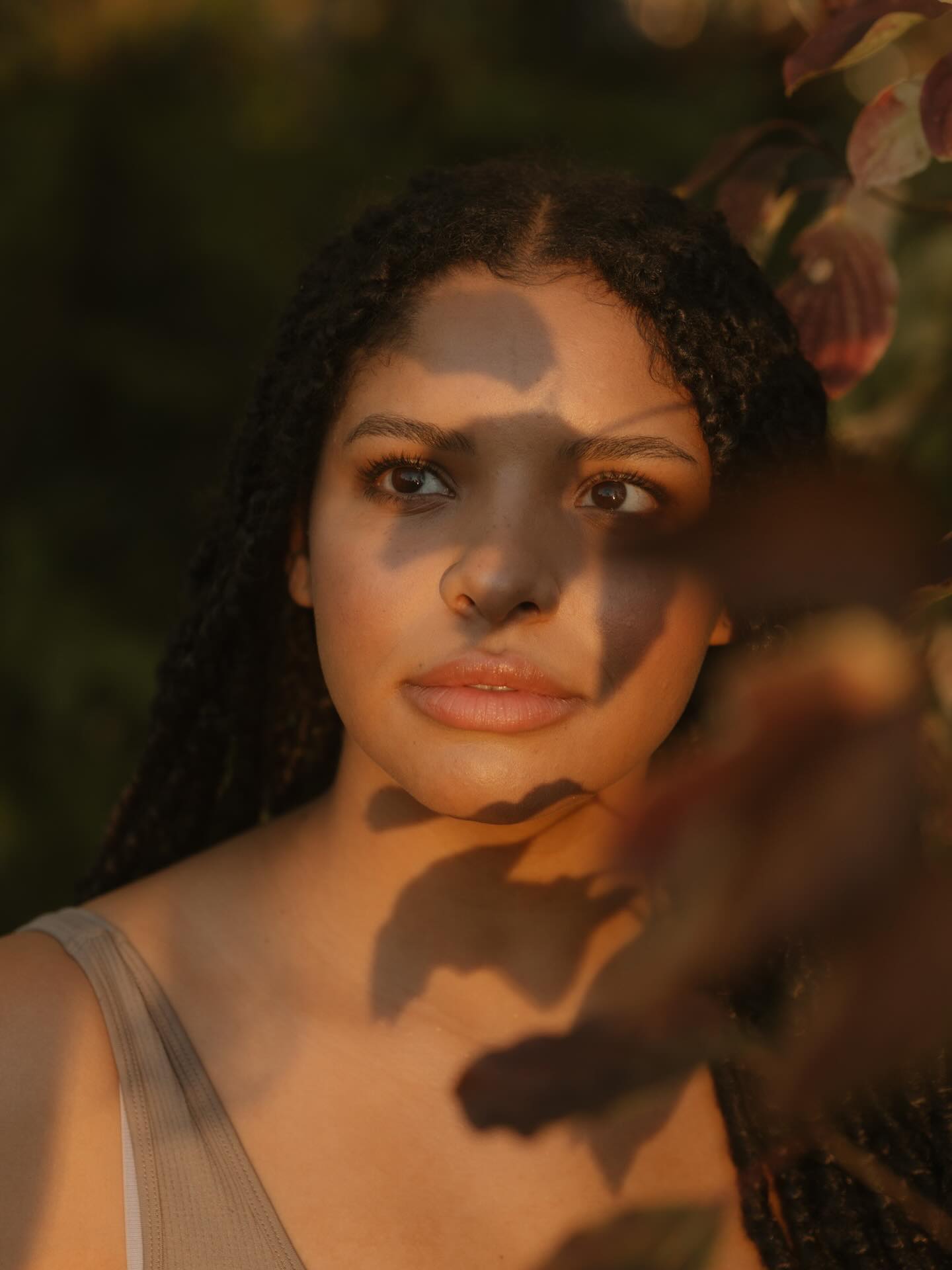 Elixir No. 3, dein leichter Begleiter bei öliger oder unreiner Haut
Wenn Haut und Geist ein bisschen zu viel Kapha spüren (Schwere, Glanz oder Trägheit) bringt dieses Elixier Leichtigkeit zurück.
Unsere fein abgestimmte Mischung enthält u.a. Ölauszüge von Rosmarin und Vogelmiere sowie ultraleichtes Hanf- und Distelöl die ausgleichen, klären und erfrischen. Bakuchiol unterstützt die Regeneration und wirkt als Retinol- Alternative der Hautalterung entgegen. Sanft und ganz natürlich.
Ein paar Tropfen morgens und abends auf die feuchte Haut genügen. Spürbar leicht, antibakteriell und belebend.
🌿 handgemacht in Vorarlberg
💧 100 % natürlich & vegan
💫 inspiriert von Ayurveda, verwurzelt in unserer Pflanzenwelt
#yuayu #naturkosmetik #ayurvedabeauty #kapha #slowbeauty #handgemachtinösterreich #gesichtspflege #wellaging #pflanzenkraft