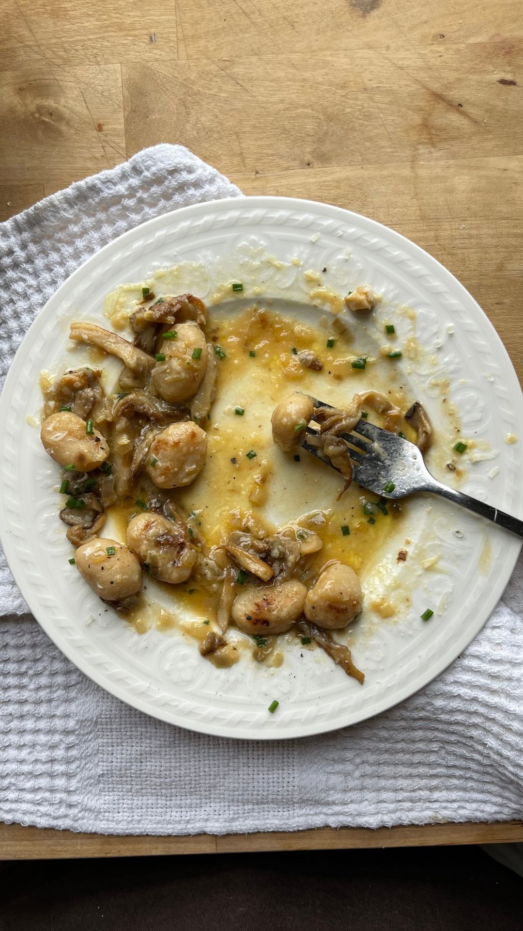 Miso Mushroom Gnocchi 🍄🟫
Looking back at one of our favourite recipes just in time for the weather turning baltic 🫣
A classic from @natsnourishments book, Cooking Fast and Slow, we’re obsessed with this creamy miso mushroom dish, which we made with @sunnyandlunaeats Cauliflower Gnocchi.
Warming and umami, with meaty mushrooms and chewy delicious gnocchi, it’s perfect for a bright chilly winter lunchtime 😋
You can find the full recipe in Nat’s book Cooking Fast & Slow, or online at @maggiejhoffman’s substack, The Dinner Plan