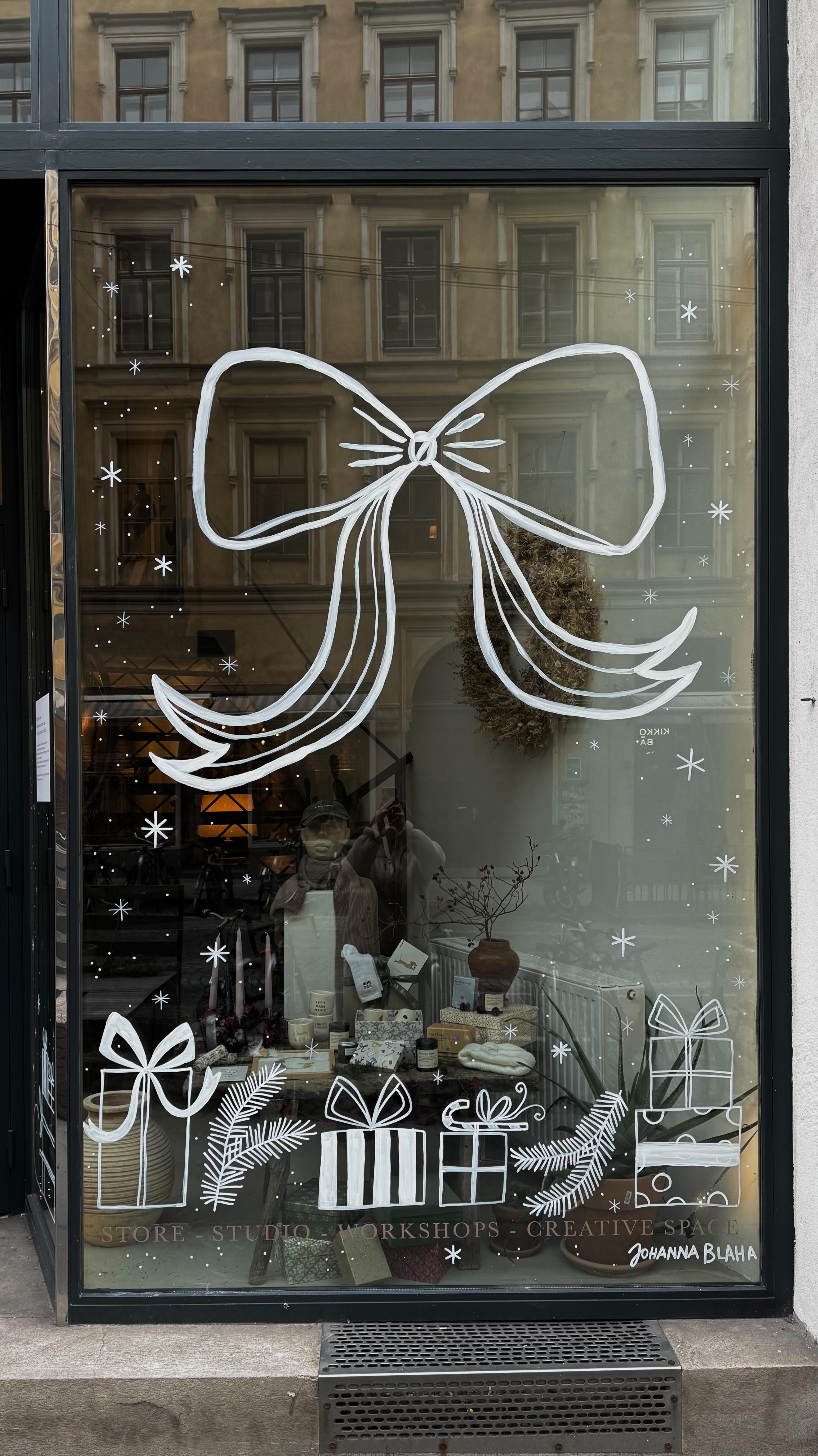 a few days ago I painted the shop windows of one of my favourite concept stores, @andfriends_store ✨
I love this place, and it makes me so happy to add a little extra sparkle to their storefront. the stars and dots tie everything together and give it a cosy, festive feel 🎄
#weihnachten #christmas #windowart #schaufenstergestaltung #shopsmall #drawing #painting #illustration #festivevibes #viennaartist