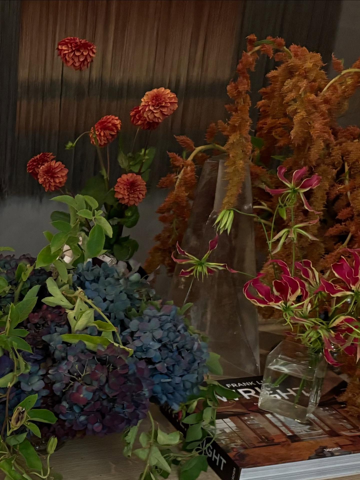 Moody BTS flowering for @shaneandpierce @pierce__dev @evanshane @kbshowhouse Loved selecting fun flowers to match the futuristic modern decor. Thank you Pierce and Evan for having me! 🙏🏼 💕