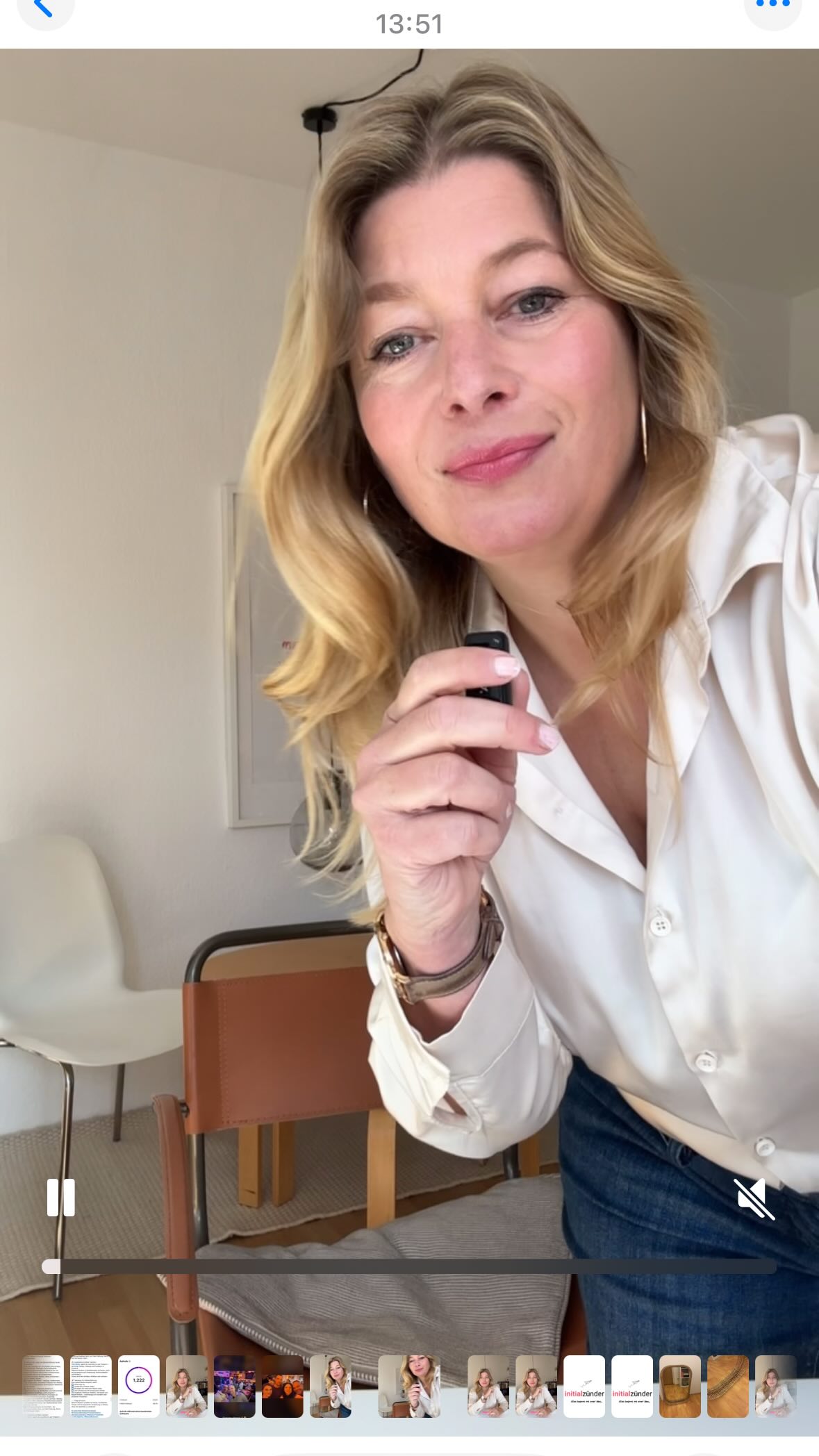 Alle reden über mehr posten, mehr Content, mehr Formate, mehr Kanäle.
Aber weißt du was?
„Viel hilft viel“ ist der größte Kommunikations-Mythos überhaupt.
Hier kommen 3 Wahrheiten, die wirklich zählen:
⸻
1️⃣ Weniger Inhalte – mehr Bedeutung
Nicht die Menge macht Wirkung, sondern Relevanz.
Wenn deine Message nicht klar ist, helfen dir auch 30 Posts die Woche nicht.
🔑 Kommunikation ist keine Lautstärke, sondern Präzision.
⸻
2️⃣ Wiederholung schlägt Abwechslung
Viele denken: „Ich brauche immer neue Themen.“
Falsch.
Starke Marken sagen immer wieder das Gleiche – nur smarter, deutlicher, mutiger.
Konsistenz baut Vertrauen. Chaos baut Verwirrung.
⸻
3️⃣ Emotion schlägt Information
Du kannst die besten Fakten der Welt haben.
Wenn du keine Gefühle auslöst, bleibt nichts hängen.
Menschen merken sich, wie du sie berührt hast – nicht, wie viel du gesagt hast.
⸻
👉 Fazit:
Starke Kommunikation ist kein Dauerfeuer.
Sie ist eine klare Botschaft, wiederholt, emotional verpackt und zielgerichtet platziert.
Das ist die wahre Kunst. Und das sage ich dir als Marketingexpertin, die jahrelang TV-Werbung für große Marken verantwortet hat.
Wenn du magst, helfe ich dir genau dabei – Klarheit reinzubringen und Kommunikation zu machen, die wirkt, statt zu verwirren.
#markenstrategie #personalbranding #kommunikation #sichtbarkeit #marketingberatung #businessgrowth