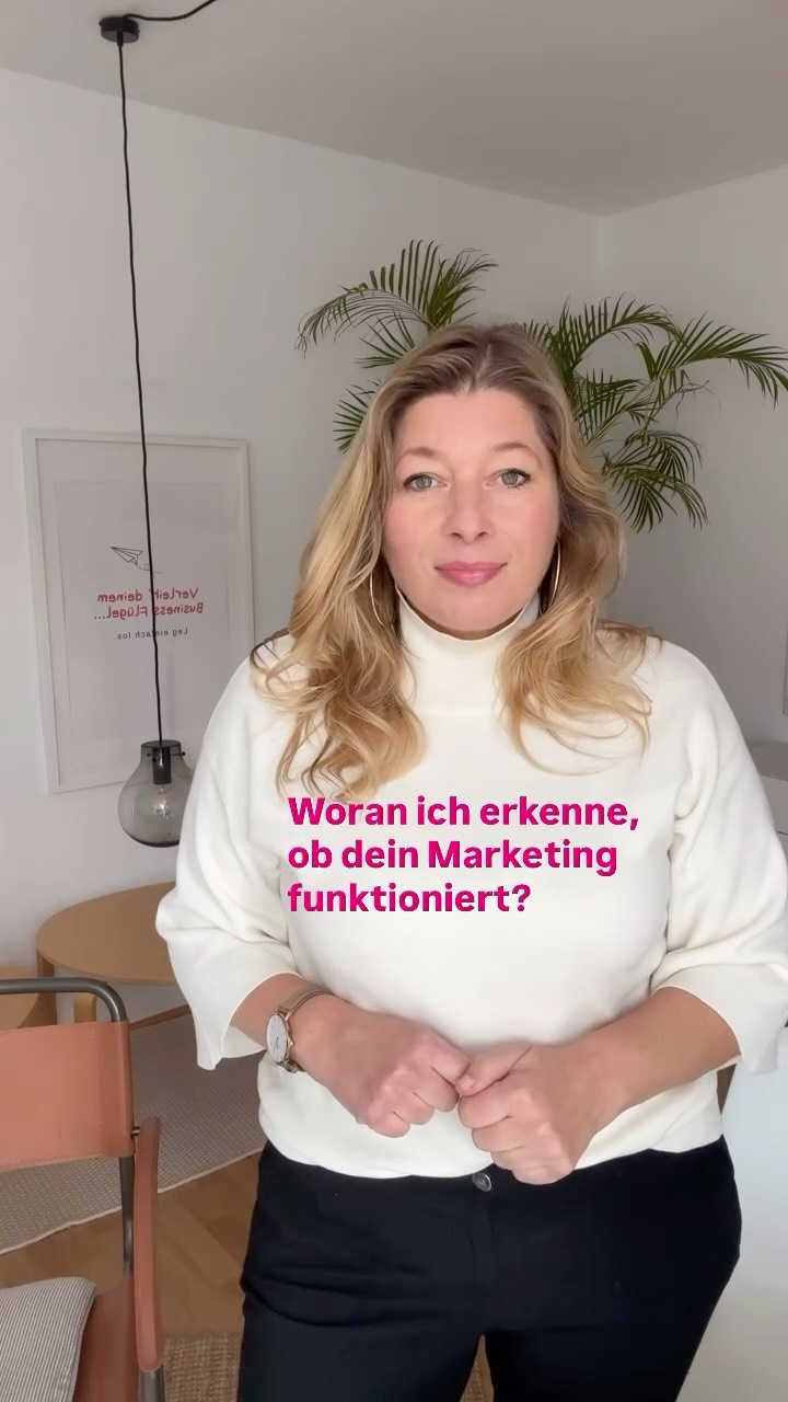 Woran ich erkenne, ob dein Marketing funktioniert? An drei Dingen – und keins davon steht in deinen Posts.
1️⃣ Deine Kunden wissen sofort, wofür du stehst.
Wenn ich länger als 5 Sekunden rätseln muss, ist das kein Marketing – das ist Versteckspiel.
2️⃣ Deine Botschaft bleibt hängen.
Nicht, weil sie laut ist.
Sondern weil sie klar ist.
Klarheit schlägt jeden Trend.
3️⃣ Dein Content klingt nach DIR.
Nicht wie ein KI-Template.
Nicht wie generisches Motivationsgedudel.
Sondern wie eine Marke mit Charakter.
Wenn du willst, dass ich dein Marketing einmal komplett durchscanne:
Schreib mir KLARHEIT in die DM.
Wir checken deine Marke, Botschaft und Kundenreise — und finden die Stellschrauben, die dir wirklich Flügel verleihen.
#selbständigkeit #marketingfürgründer #bafaförderung #bafa