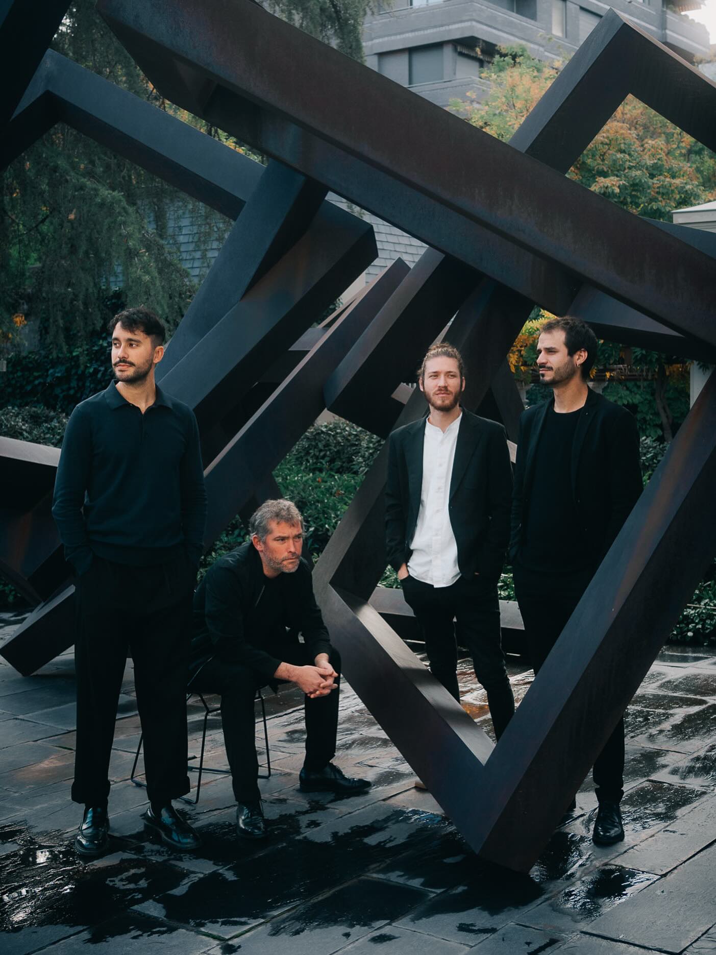 Das Protean Quartett wurde 2018 in Basel gegründet. Es hat seinen Namen von “Proteus”, der griechischen Gottheit des Meeres, was wiederum der etymologische Ursprung des Substantivs “proteo” und “protean” als inhärente Eigenschaft von etwas ist, das häufig seine Form, Wirkung oder Meinung wechselt.
So identifiziert sich das Protean Quartet mit einem kritischen Geist, der in ständiger Reflexion und im Dialog mit der Musik und unter seinen Mitgliedern nach neuen Ideen und kreativen Impulsen sucht. Bewegt von Neugier und Leidenschaft für die historische Aufführungspraxis konzentriert sich das Ensemble hauptsächlich auf die Wiederentdeckung der stilistischen, rhetorischen und technischen Aspekte der musikalischen Sprache vom Barock über die Klassik bis zur Romantik.
Das Ensemble wurde mit dem Ersten Preis der York International Early Music Competition 2022 (UK) und dem Ersten Preis beim Biagio-Marini International Competition 2020 (GE) ausgezeichnet.
Seit seiner Gründung ist es bei wichtigen Festivals aufgetreten, darunter das Oude Muziek Festival in Utrecht (NL), FIAS in Madrid (SP), Festival de Saintes (FR), Concentus Moraviae (CZ) und FIMPV (PT).
Im Januar 2023 veröffentlichte das Quartett seine für den Preis der deutschen Schallplattenkritik nominierte Debüt-CD beim spanischen Label Eudora Records. Im Juli 2024 folgte die erste Aufnahme beim renommierten Label Linn Records.
📍 SONUS FEMINÆ am 29. November ab 18:30 Uhr in der @st.elisabeth.villaelisabeth — Tickets via Biolink
📷© Lux Studio Productions
@st.elisabeth.villaelisabeth @miakoklein @proteanquartet @javier.aguilar.bruno @edikot @ricardogilsanchez @bruno.hurtado.gosalvez
#sonusfeminae #sonusfeminae2025 #ladyluminaries #wienerklassik #vienneseclassic #vienneseclassicism #firstvienneseschool #vienna #musicfromvienna #citédesdames #proteanquartet #komponistinnen #femalecomposers #frauenindermusik #womeninmusic #womeninearlymusic #altemusik #earlymusic #musichistory #womeninhistory #concert #konzert #villaelisabeth #music #berlinmusic #berlinconcert #berlinculture #berlinevent #berlinmitte #berlin