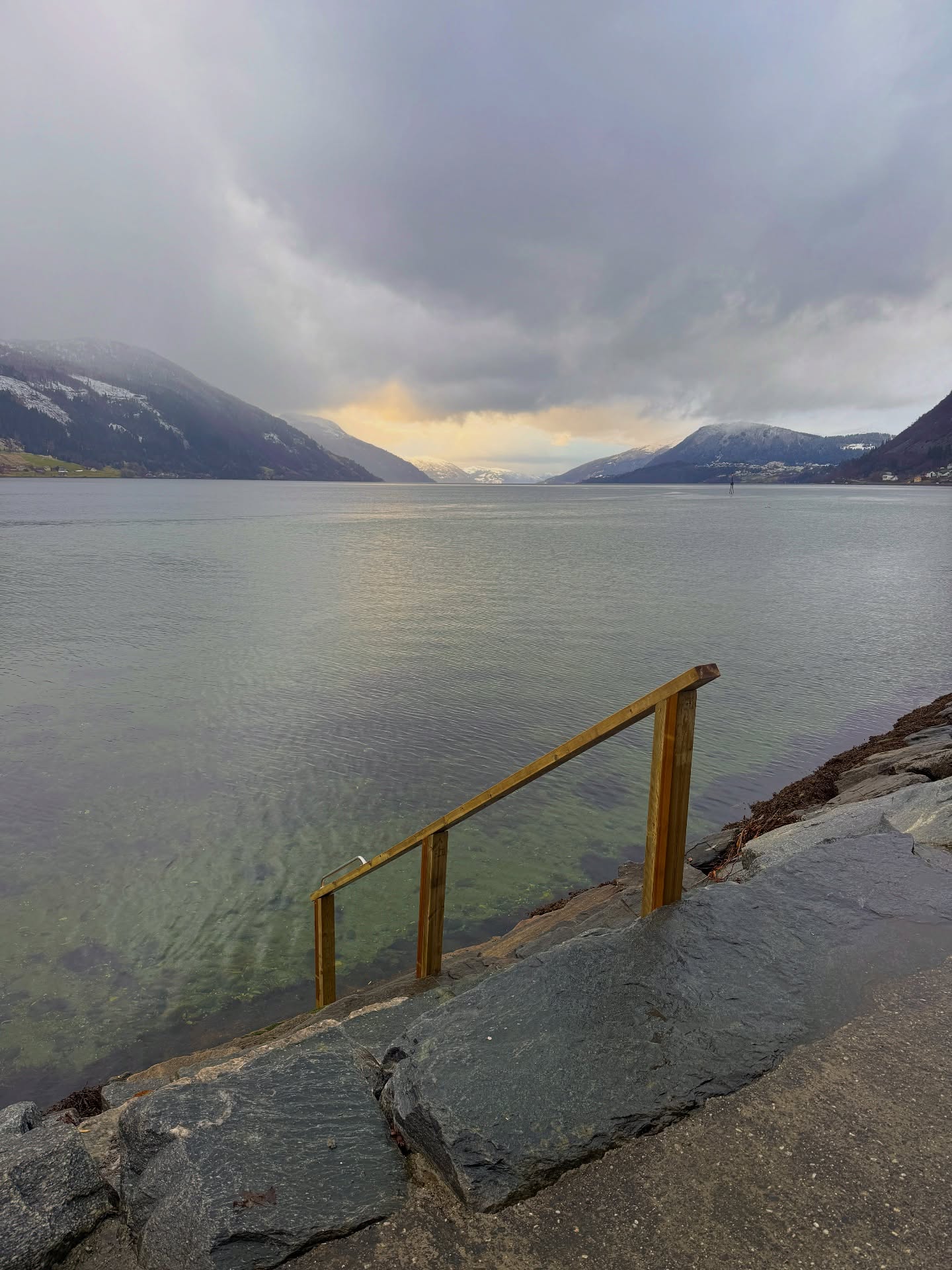 I dag har vi bygd rekkverk i trappa ned til sjøen, og Badestova har fått seg ein grundig vask innvendig og utvendig 🔨🌊 Steinane i omnen har også fått seg ein god skrubb. Dette er viktig for best effekt frå omnen ♨️
Vi ønsker å kunne tilby den beste badstuopplevinga, så dersom du har tips eller ønsker for å gjere den endå betre tek vi gjerne i mot det 👏🏼