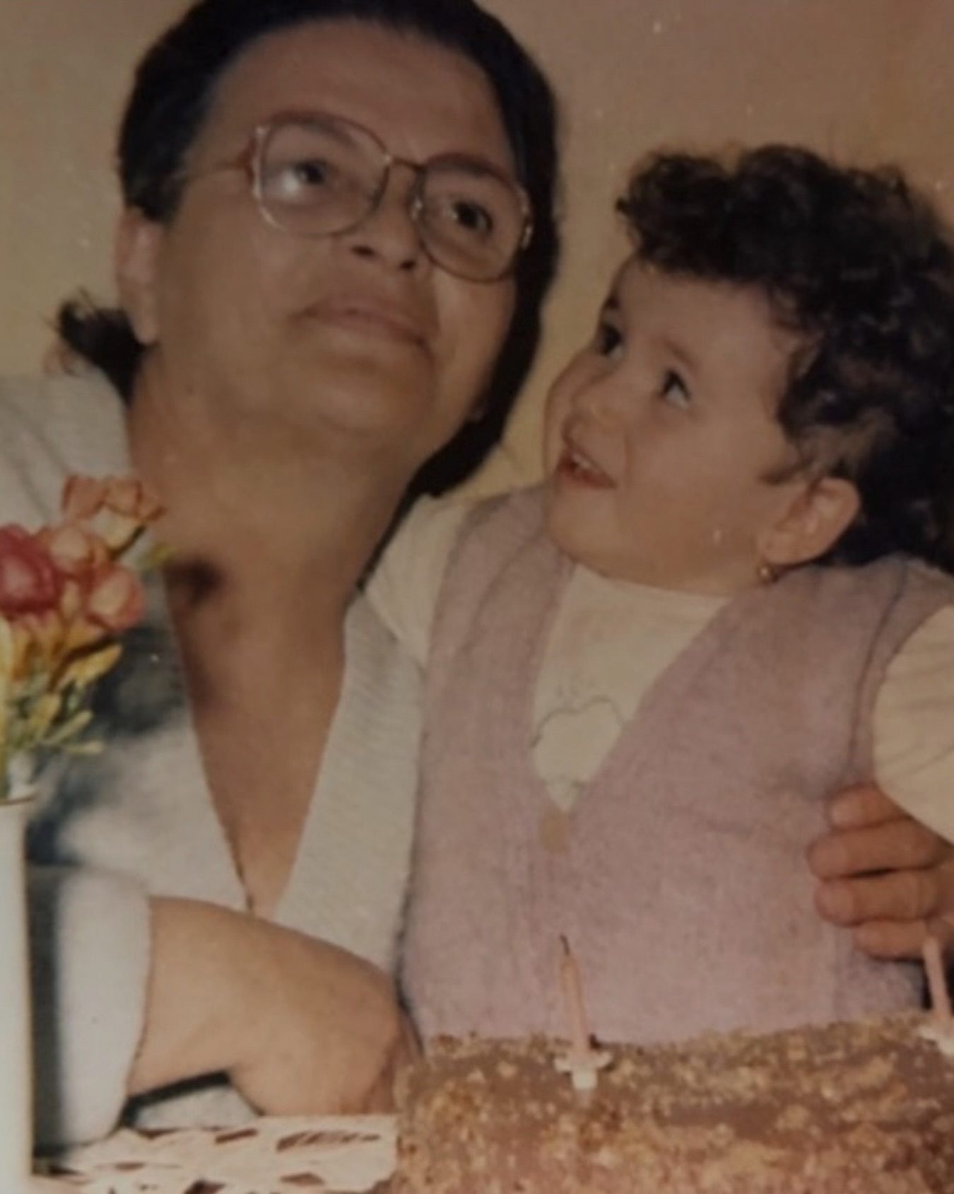 M-ai fÄcut sÄ jur, nu sÄ promit, cÄ voi face tot ce-mi stÄ Ć®n putinČÄ sÄ am o viaČÄ mai bunÄ decĆ¢t toate femeile din neamul nostru.
Či-am jurat Či mÄ Čin de cuvĆ¢nt.
Či-am fost loialÄ ani la rĆ¢nd, pĆ¢nÄ am Ć®nČeles cÄ nu asta Ć®Či doreČti.
PĆ¢nÄ am Ć®nČeles cÄ te onorez Ć®ndeplinindu-Či visele Či nu retrÄindu-Či suferinČele.
Au fost mulČi ani cĆ¢nd viaČa mi s-a schimbat pe 18 noiembrie. Mereu Ć®n bine.
AČa e cĆ¢nd ai pile acolo sus š
Či anul Ästa simt cÄ e la fel.
De fapt, nimic nu va mai fi la fel de acum Ʈnainte.
Am Ć®nČeles, Ć®ntr-un final, ce tu Ć®ncercai sÄ-mi spui de mult.
De-abia acum mÄ simt puternicÄ, Čtiind ca tu eČti mereu Ć®n spatele meu Či cÄ nu am cum sÄ cad.
Či Čtiu cÄ tu mÄ iubeČti oricum, dar am sÄ te fac mĆ¢ndrÄ, ai sÄ vezi!
Te iubesc pĆ¢nÄ la cer.
La mulČi ani!
Fata