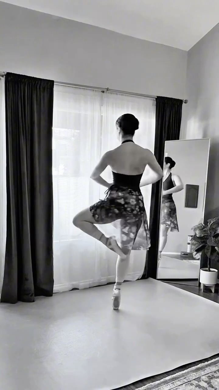Choosing to dance imperfectly, because it’s far better than not dancing at all 💖
#adultballet #adultballerina #adultballetcommunity #ballet #ballerina #dance #dancer #pointe #pointeshoes