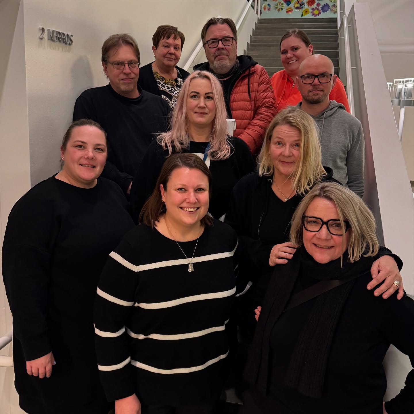 Terveiset Järvenpään teatteri - Järvenpään kesäteatteri ry:n syyskokouksesta!
Kokouksessa käytiin läpi teatterin toimintasuunnitelma ja talousarvio vuodelle 2026. Kokousväki hyväksyi toimintasuunnitelman ja talousarvion, joiden pohjalta lähdemme kohti seuraavaa vuotta.
Järvenpään teatteri valmistautuu jo tulevaan juhlavuoteen. Vuonna 2027 teatteri juhlii 55-vuotista taivalta ja ohjelmistoa suunnitellaan jo kovaa vauhtia myös juhlavuodelle.
Puheenjohtajana jatkaa Lotta Häkkinen ja johtokunnan muodostavat: Sinikka Zannoni, Veera Uuttu, Lassi Videnius, Heikki Simolin, Jenni Tapaila, Juha Palkeinen, Annu Kajanne ja Sini Keinänen.
#järvenpäänteatteri #syyskokous #kohtijuhlavuotta2027 #teatteri #harrastajateatteri #järvenpää