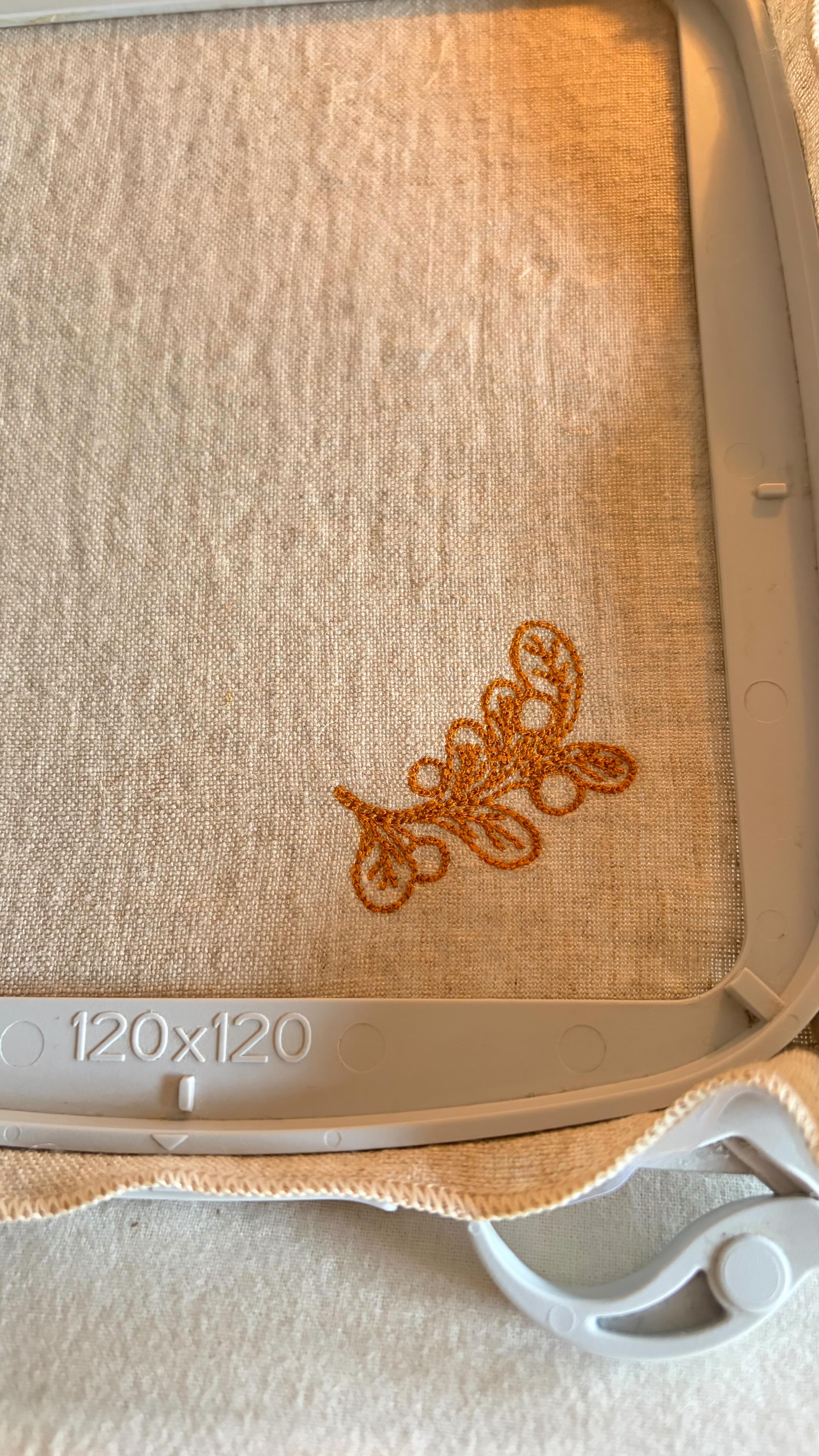 Derniers points avant le Marché des Créateurs de ce week-end !
Ce détail sur une serviette de table qui fait toute la différence ✨.
Rendez-vous samedi 15 & dimanche 16 novembre 2025 à @la_ferme_du_chateau_de_corroy pour découvrir la collection de table « La magie de Noël » 🎄.
Hâte de vous retrouver dans ce bel endroit où je me sens à chaque fois tellement bien !
#serviettebrodée #lingedetablebrodé #matierenaturelle #marchedenoel #marchedecreateurs #servietteenlin