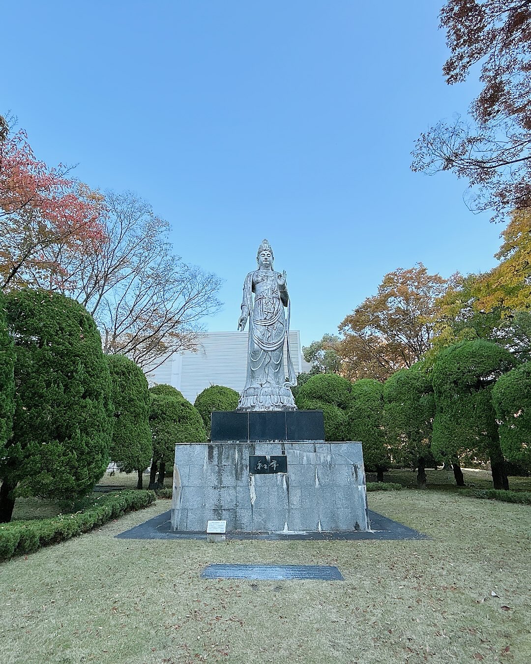 《聖観世音菩薩》 広島市立中央図書館前
“Buddhist Saint Seikannon”
Hiroshima City Central Library
広島原爆ドームと広島城の
ちょうど中間あたりにある市立中央図書館前には
西望の「平和」と題した《聖観世音菩薩》が
設置されています✨
平和記念公園の方を向き
広島の平和を見守り続けています🕊️
-----------------------------------------------
Located roughly halfway between the Hiroshima
Atomic Bomb Dome and Hiroshima Castle,
the Buddhist Saint Seikannon stands quietly in
front of the Hiroshima City Central Library.
It faces in the direction of the Peace Memorial Park, as if gently watching over the city of Hiroshima.
#北村西望 #聖観音 #観音像 #彫刻
#広島 #広島市立中央図書館 #平和
#真の平和を戦争なき世界を
#SeiboKitamura #Kannon #BaddihistArt
#HiroshimaCityCentralLibrary
#Hiroshima #Peace
#TruePeaceWarlessWorld