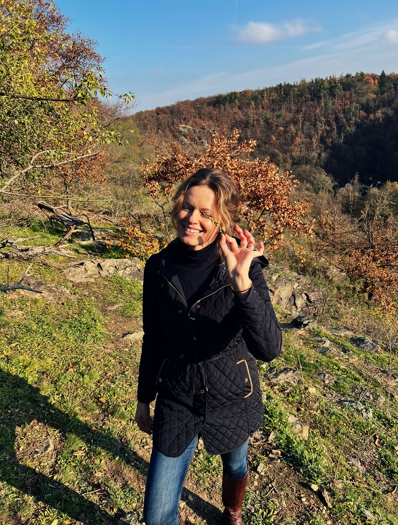 Chodíme, jezdíme, pracujeme, malujeme, zahradničíme, zvykáme si na krásné štěstí.