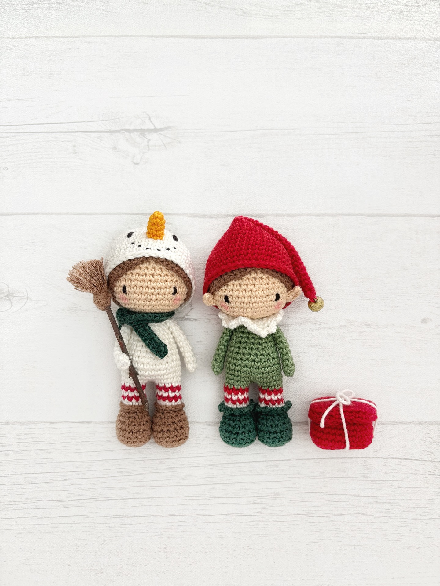 Les p’tits nouveaux à retrouver en avant-première au salon Création & Savoir-faire de Paris sous forme de kit ou de tutoriel !
❤️ Un grand merci pour tous vos adorables messages sur ce petit duo de copains présenté en story vendredi ! Il sort certes un peu du lot (puisque cette fois-ci il ne s’agit pas d’un petit animal et d’un végétal) mais il répond tellement à la saison à venir que j’ai eu envie de suivre mon instinct… j’espère qu’ils trouveront refuge sous ou dans votre sapin !
À très vite au CSF (plus qu’une toute petite semaine !!!) pour vous les présenter ! Ils seront évidemment aussi disponibles début décembre dans ma boutique en ligne !
✔️Kit crochet réalisé avec les jolis fils Catona de @scheepjes
✔️Salon CSF à Paris Porte de Versailles du 26 au 30 novembre sur le stand des @les_editions_de_saxe
#tutocrochet #kitcrochet #crochet #lutin #bonhommedeneige #amigurumi #poupeecrochet #lulucompotine #kitdiy #salondiy #loisirscreatifs #christmasiscoming #crochetpattern #häkelnmachtspaß #ganchillocreativo