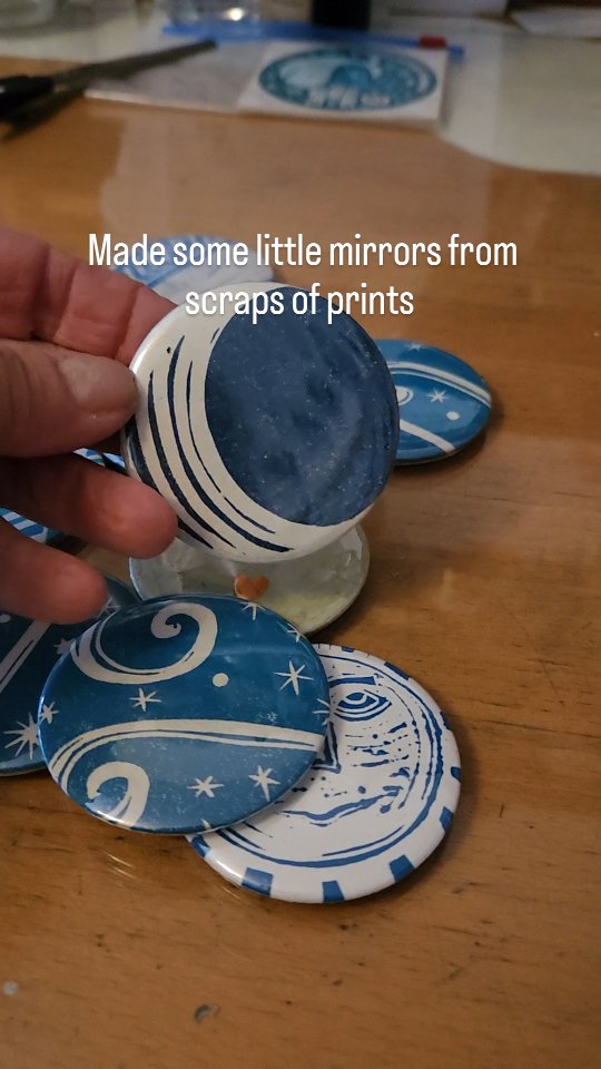 Mirrors incoming!
I hate waste so this is fab for misprints. Just cut out the good bits and voila!
#mirror
#linocuts