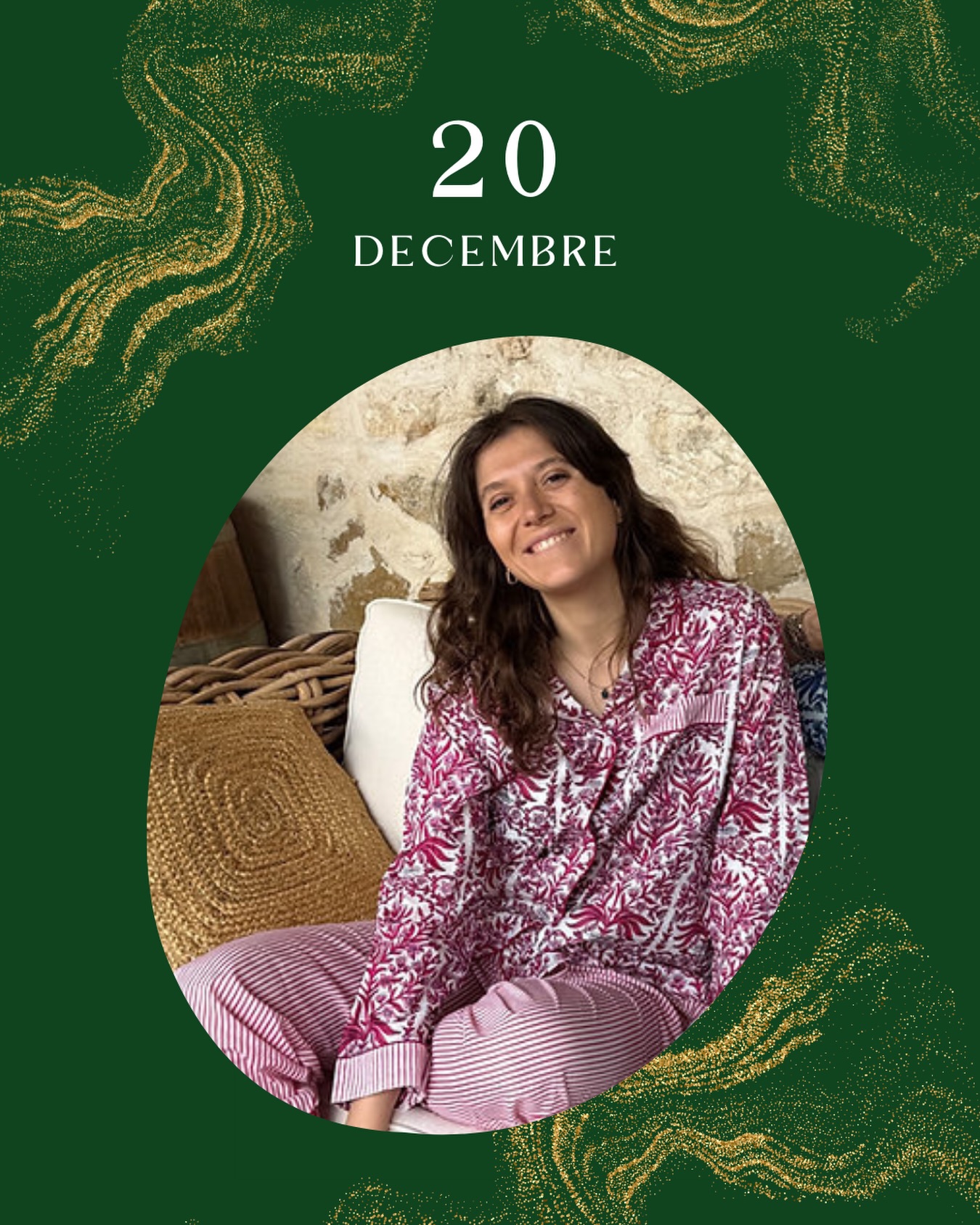 Jour 20 – Notre pyjama Fleur & Rayure rose 🌸
Le confort qu’on aime autant que le style porté par notre belle @marchal_.clara
Un pyjama aux fleurs délicates et aux rayures roses, pensé pour les matins lents, les soirées d’hiver et les moments rien qu’à soi.
À porter pour dormir, traîner, ou simplement se sentir bien chez soi.
A retrouver sur la boutique https://www.objets-des-clos.com/product-page/pyjama-fleur-et-rayure-rose
#ObjetsDesClos #CalendrierDeLAvent #Jour20 #Homewear #PyjamaChic #EspritMaison #Douceur #pyjama