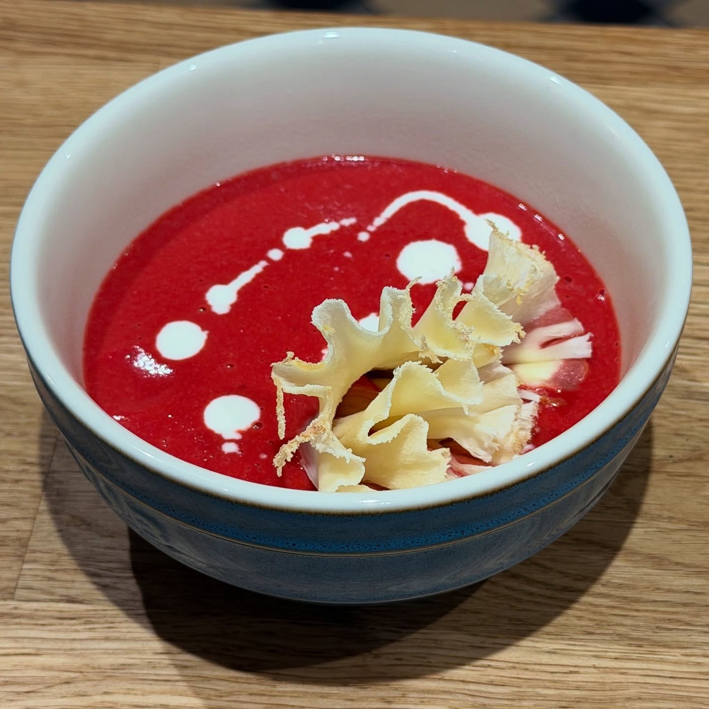 Velouté de saison avec les légumes du jardin (betteraves rouges, oignons, poireaux, courgettes, pommes de terres) accompagné de sa petite girolle de Tête de Moine.
#tetedemoine #soupemaison #legumesdujardin #faitmaisoncuisine #tabledhotes