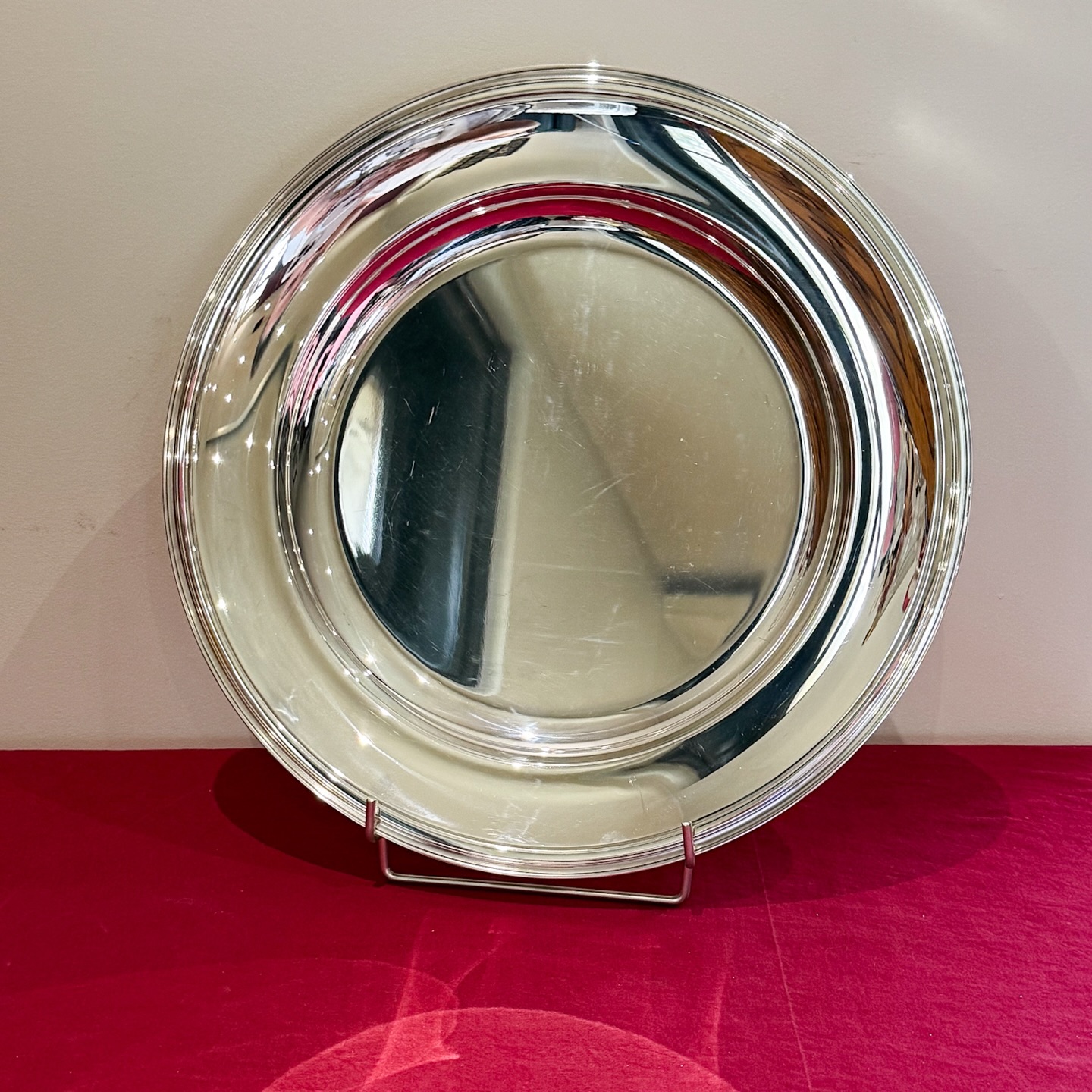 Christofle grand plat rond creux du modèle Albi.
Ø : 40 cm
Hauteur : 3,5 cm
Poids : 1,6 kg
Bél état , belle brillance , infimes micro rayures.
Marqué Christofle au revers et poinçon orfèvrerie Christofle à la balance .
🛒 prix et disponibilité dans la boutique en ligne lien dans la biographie.
#argenterie #christofle #plat #albi #vintage #artdelatable #artderecevoir #décoration #savoirfairefrançais #orfevrerie #antiquites #proantic #misslittlebottle