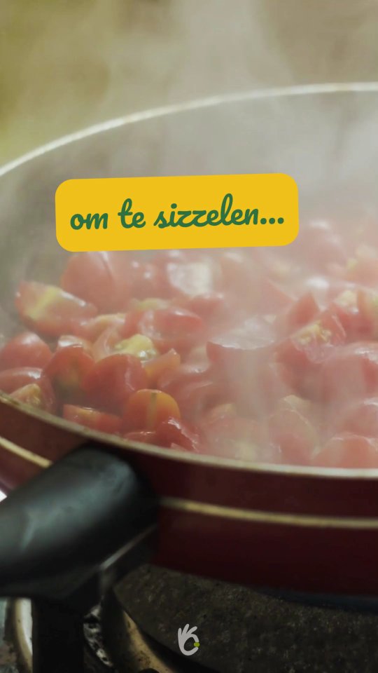 Waar gebruik jij olijfolie voor?
Kun je olijfolie veilig verwarmen?
Jazeker.
Veel mensen denken dat je extra vierge olijfolie (EVOO) niet mag verhitten. Mythe! 🔥 EVOO is juist superstabiel door het hoge gehalte enkelvoudig onverzadigde vetzuren en dus perfect om mee te bakken. Het mediterrane dieet is misschien wel het beste bewijs?
Alleen ongefilterde olie (met stukjes vruchtvlees – bijna nooit te koop) verhit je beter niet.
Frituren? Kan ook, zolang je onder de 175 °C blijft. Al is het natuurlijk zonde om topkwaliteit olijfolie in de frituur te gooien.
🔥 Oleef Messara is je alleskunner: drizzelen én sizzelen. Hij kan 't allebei! Voor goudbruine randjes, smeuïge cakes en complimenten aan tafel.
🫒 Oleef Néos is onze drizzel-held: Zijn éxtra-vroeggeplukte olijven geven de olie een intensere smaak (en nóg meer gezondheidsvoordelen!). Néos komt daarom het beste koud tot zijn recht.
Waar gebruik jij olijfolie voor?