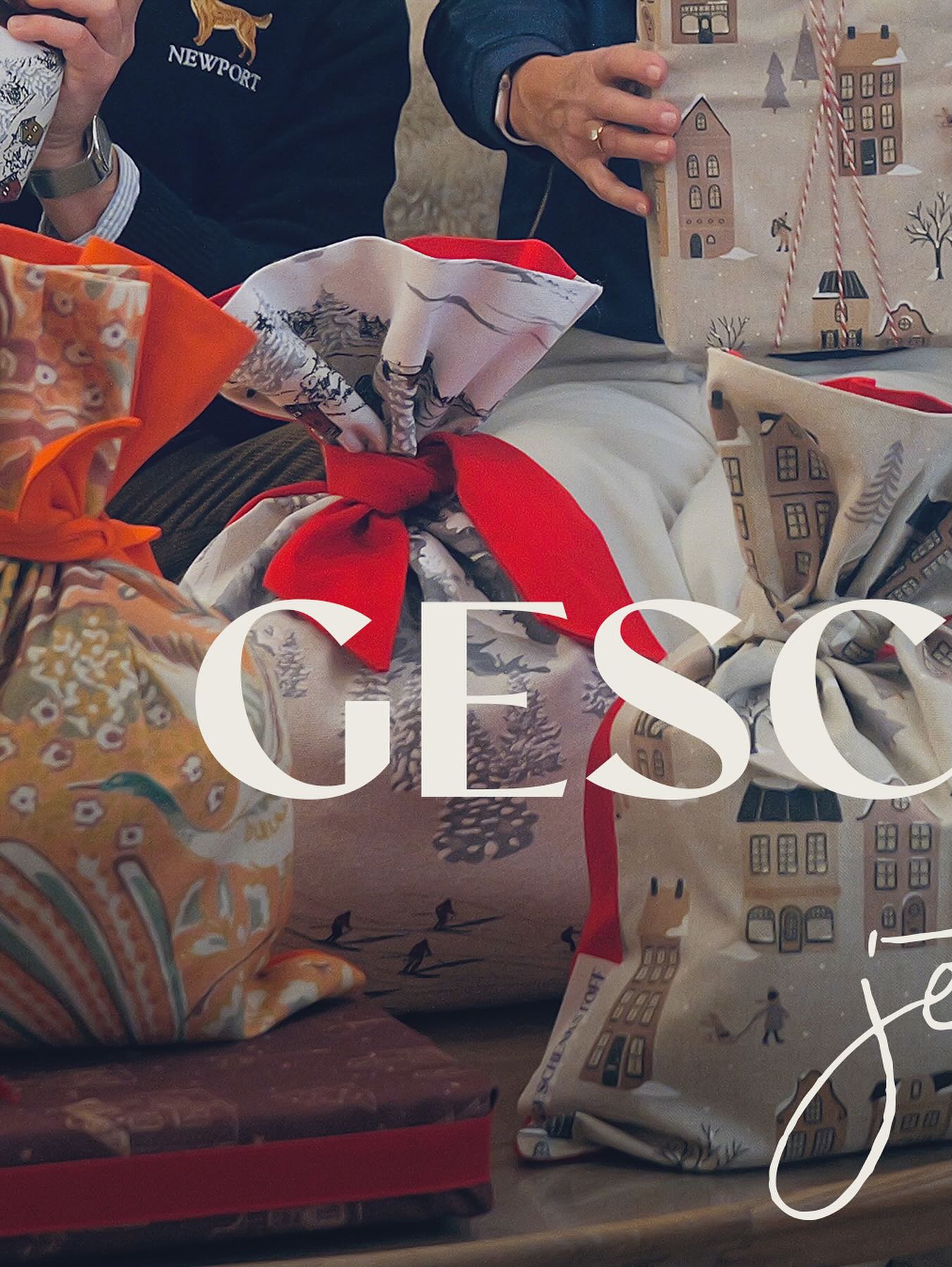 neuer Look ✨ gleiche Mission 🚀 wir geben wieder Stoff 😍
•
•
•
#Geschenkstoff #nachhaltigschenken #wiederverwendbar #stoffstattpapier
#keinmüll #zerowaste #comingsoon #ecofriendly #nachhaltig #weihnachten