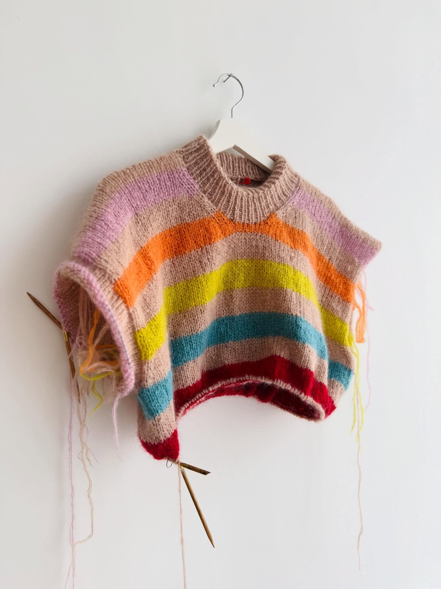 There were some secret project cooking behind the scenes all summer long - and this sweater was one of them: Please meet the Damien Sweater in progress, probably my most relaxing, fun and easy to style and wear striped pattern design 🥰 The yarn is new as well - Silky Mohair from Katia - and I am excited to reveal more and more of the design before the pattern will drop in early December ☀️
.
.
.
Pattern in progress by me: #damiensweater
.
Yarn: Silky Mohair in the shades Beige, Orange, Karmin, Rose, Grasgrün, Petrol and Zitronengelb by @katiayarns
.
Advertising
.
#knitting #knittinglove #knittingaddict #knitknitknit #nevernotknitting #iloveknitting #imakemyownclothes #handmade #handmadefashion #diy #diyfashion #knitstagram #knitspiration #knittinginstagram #knittinginspiration #knit #knittersgonnaknit #knitter #knittingismyyoga #strickliebe #strickenmachtsüchtig #strickenmachtglücklich #stricken #strikk #egostrikk #strikkedilla #strikkeinspo #tejer #tejido