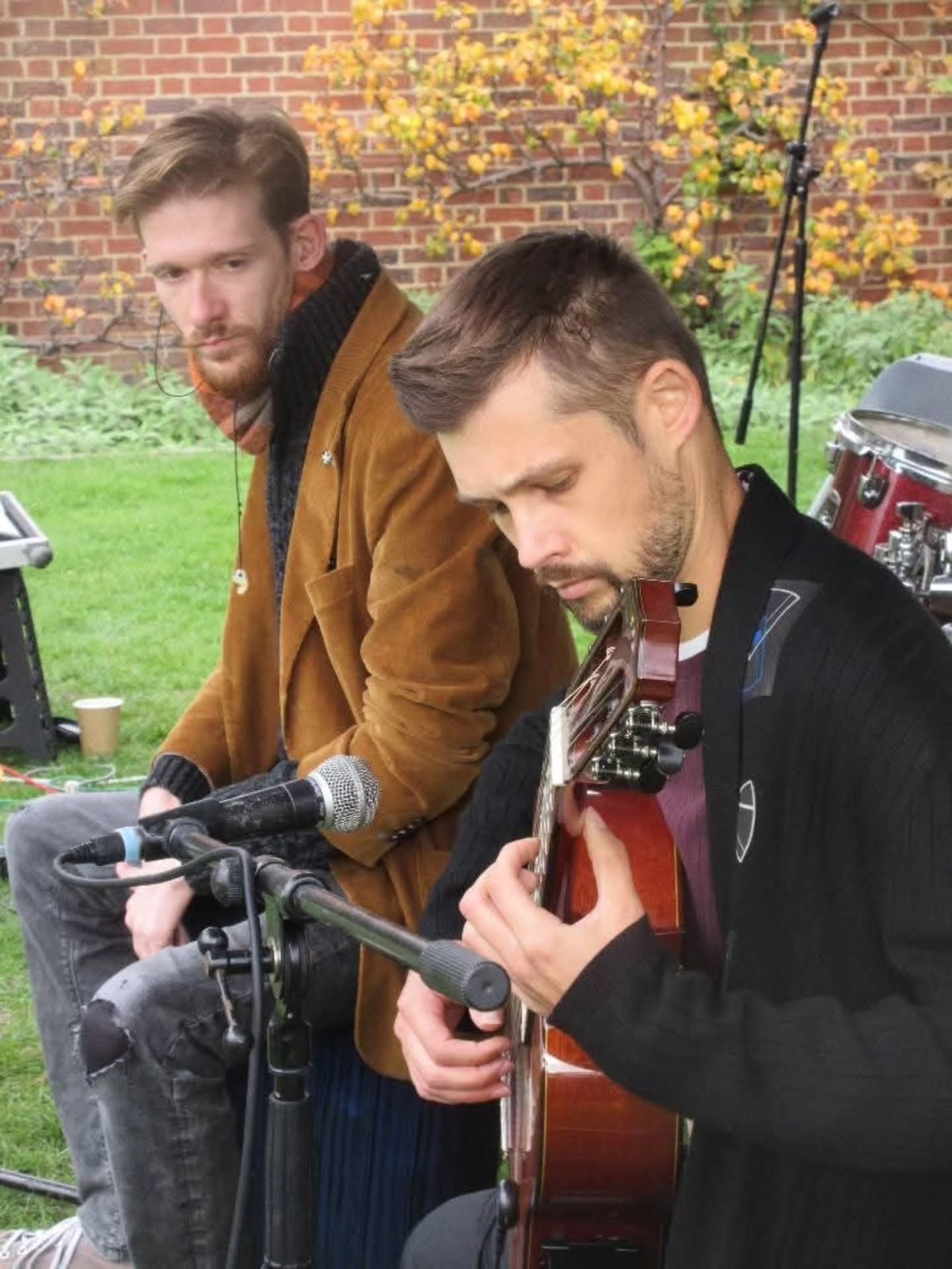 Catching up on some gigs over the past month or so, this one is from October, me and @dangoldstoneguitar playing a duo gig in Illford, credit to Redbridge music lounge for taking these photos.
#giggingmusician #gig #musican #cajon #duogig