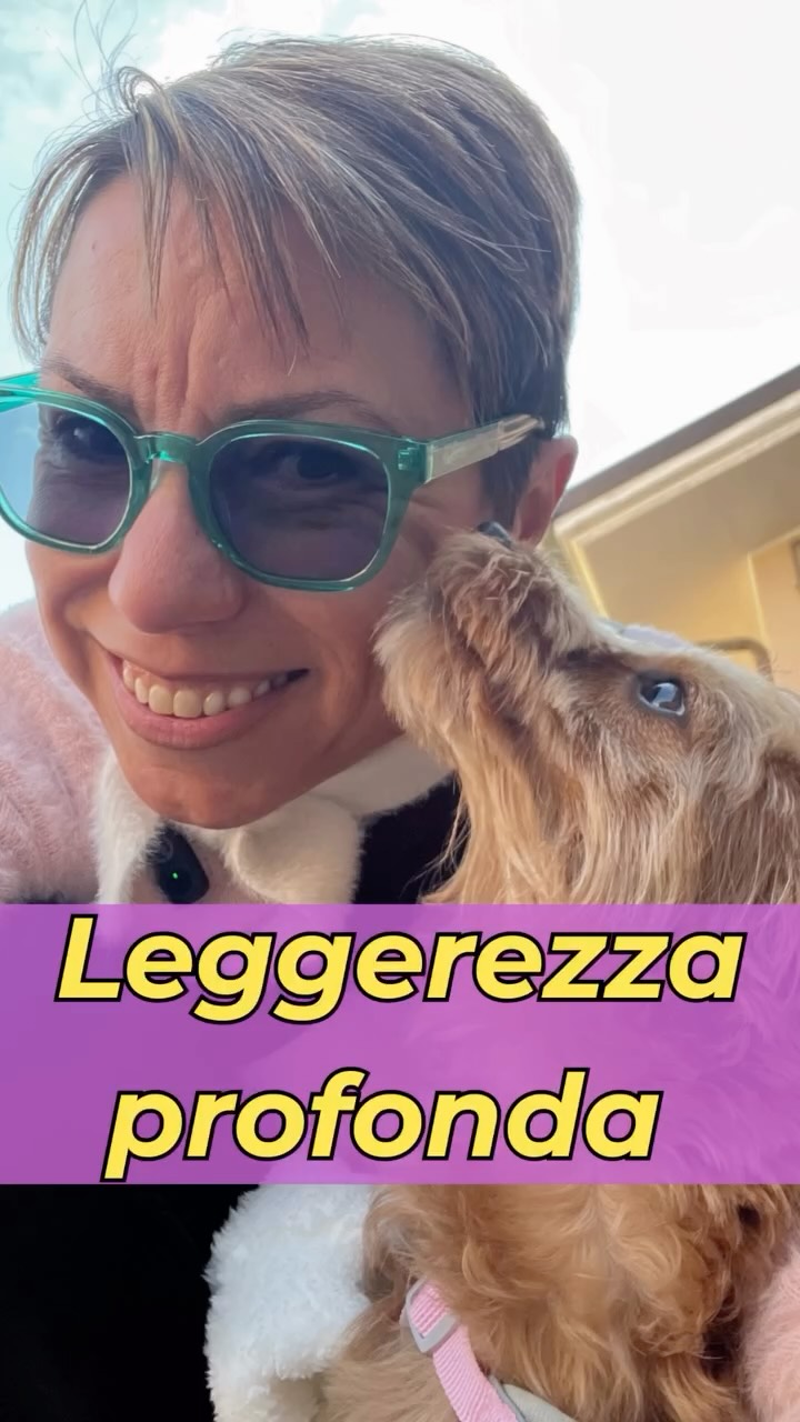 La felicità è fatta di piccoli momenti: il sole sulla pelle, il rumore dei passi, e quella coda che ti ricorda che la vita è più dolce se la vivi con amore. 🐾☀️
💫 Seguimi per altri momenti di semplicità e benessere 🌿
#felicitàsemplice #benessereolistico #viverebene #momentifelici #passeggiateconsapevoli #vitaconilcane #mindfulnessitalia #selfloveitalia #armoniainteriore