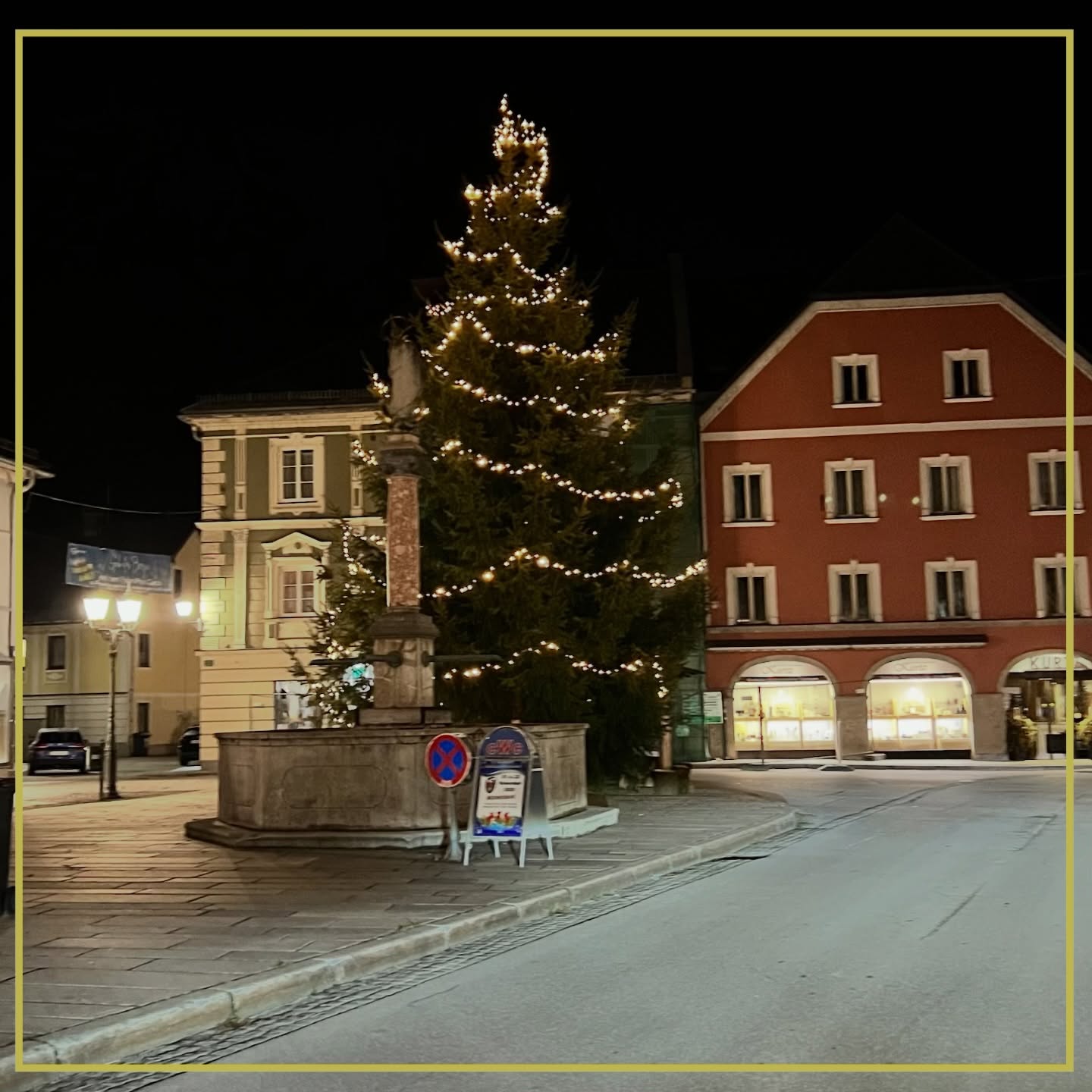 .
Augen glänzen - Kinder staunen 🤩
manches Mal ein stilles Raunen 😮
Endlich ists so weit … ⏰
es beginnt die Weihnachtszeit 🎄🎁💫
*Seit gestern ist am Hauptplatz in Windischgarsten der Christbaum wieder erleuchtet* 🕯️
#windischgarsten
#hintergrabenbauer
#pyhrnpriel