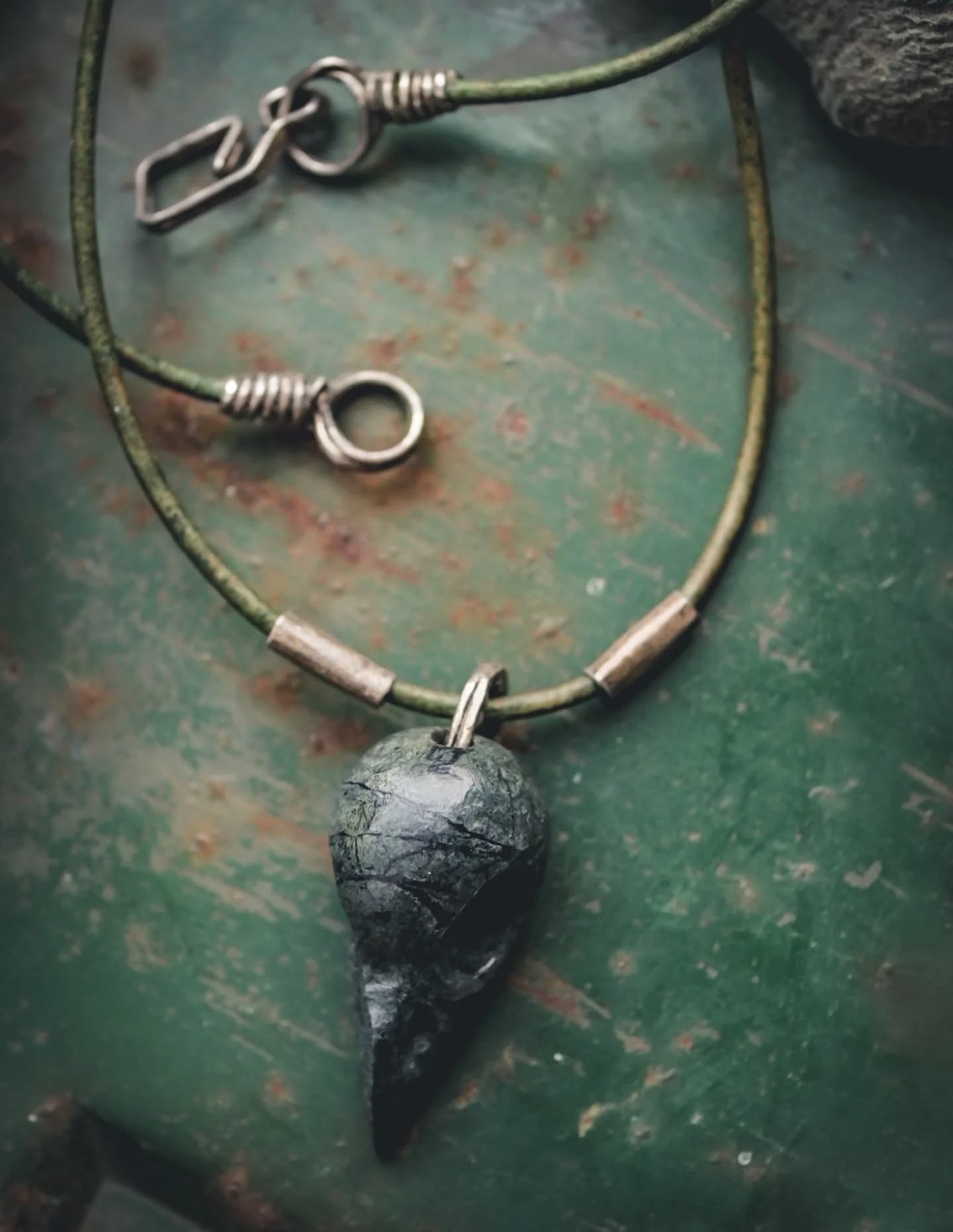 Bird-skull carving from a rock using #proxxon with a green leather cord and sterling silver details.
.
Will be available at @hugas.veranda during the Christmas market the 30th of November.
.
#wabisabi #wabisabimaker #rockcarving #birdskull #stonecarving #fågelskalle