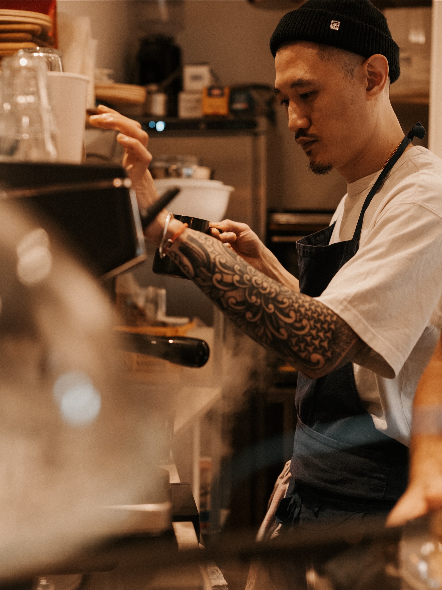 Vanim, le meilleur café d’Aix-en-Provence
Il y a un an, ma compagne et moi emménagions à Aix-en-Provence, sans connaître personne (ou presque). On était à la recherche d’un café sympa, cosy, où créer nos habitudes. Et puis… on a découvert cet endroit qui venait à peine d’ouvrir : Vanim ! Coup de cœur immédiat 🤎.
Tout est fait maison 🔥, le lieu est design, local, pas trop grand… parfait pour nos petits rituels café ☕. Aujourd’hui, c’est notre QG, et petit à petit, tout notre entourage aixois y est passé 😄.
Je suis ravi d’avoir pu faire cette collab avec Vanim : de belles personnes qui servent le meilleur café d’Aix, avec le sourire.
PS : je vous conseille le marbré, c’est clairement le meilleur que j’ai jamais goûté !
#AixEnProvence #Café #Shooting #foodietravel #pacatourism #aixenprovencetourism #southoffrance #france