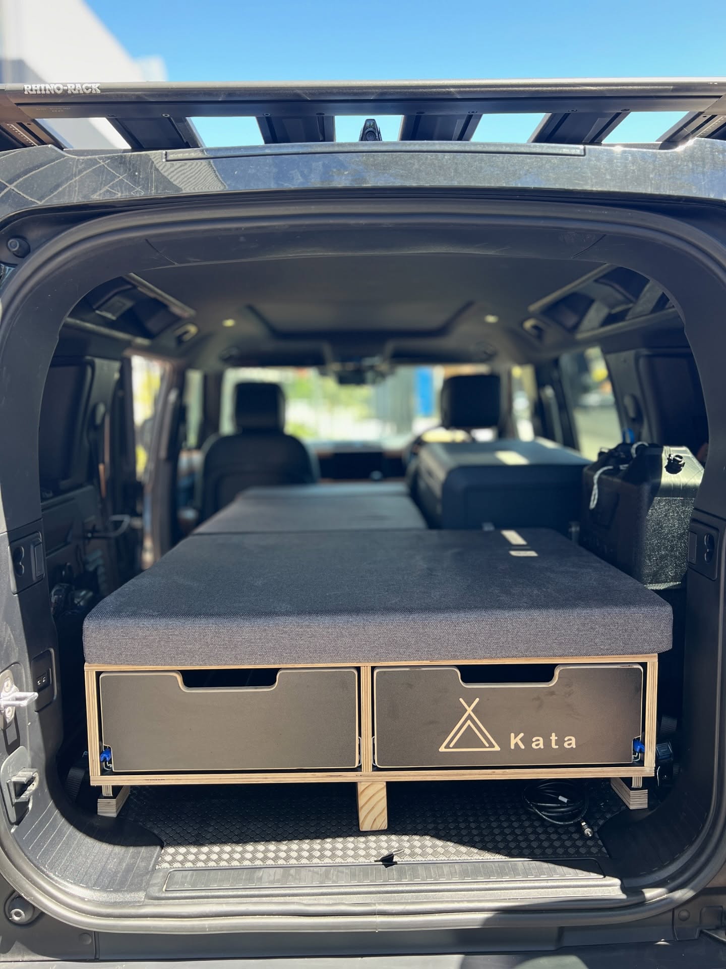 Land Rover Defender 5 Seater β
Custom Slim Camperbox 900
Split bed
Access to Top Load 45l @dometic
Access to @ontap.products
#kataDefender #landroverdefender110