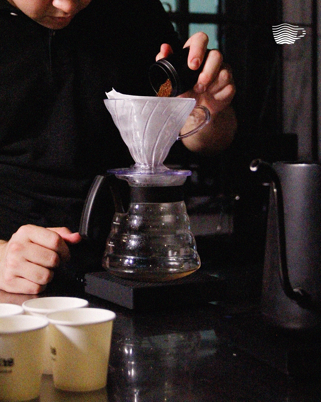 Ritual, precisión y mucha pasión ☕✨
Así se vivió la competencia de V60 en @antillascafe , capturando cada paso del filtrado en estas fotos.
Un evento que celebró técnica, aroma y comunidad.
#v60 #antillascafe #xpecialty