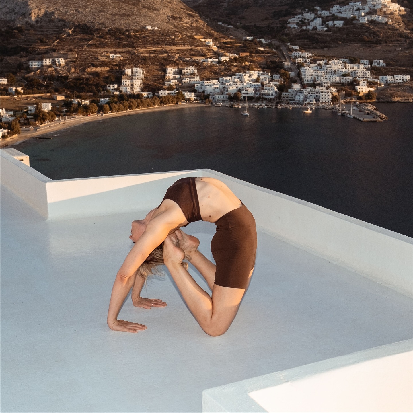 Here’s a few camel variations I played with on our vacation to the beautiful @aegialis_hotel_spa last month at sunrise in one of there beautiful rooftop practice spaces
Photos by my favorite 📸 @reneechoiphotography ❤️
#aegialis_hotel_spa #rooftopviews #rooftopyoga #sunrise #sunriseyoga #backbends #backbendvariation #camelpose #camelposevariation #flexibilitygoals #flexibilityshapes #aloyoga #aloyogachallenge